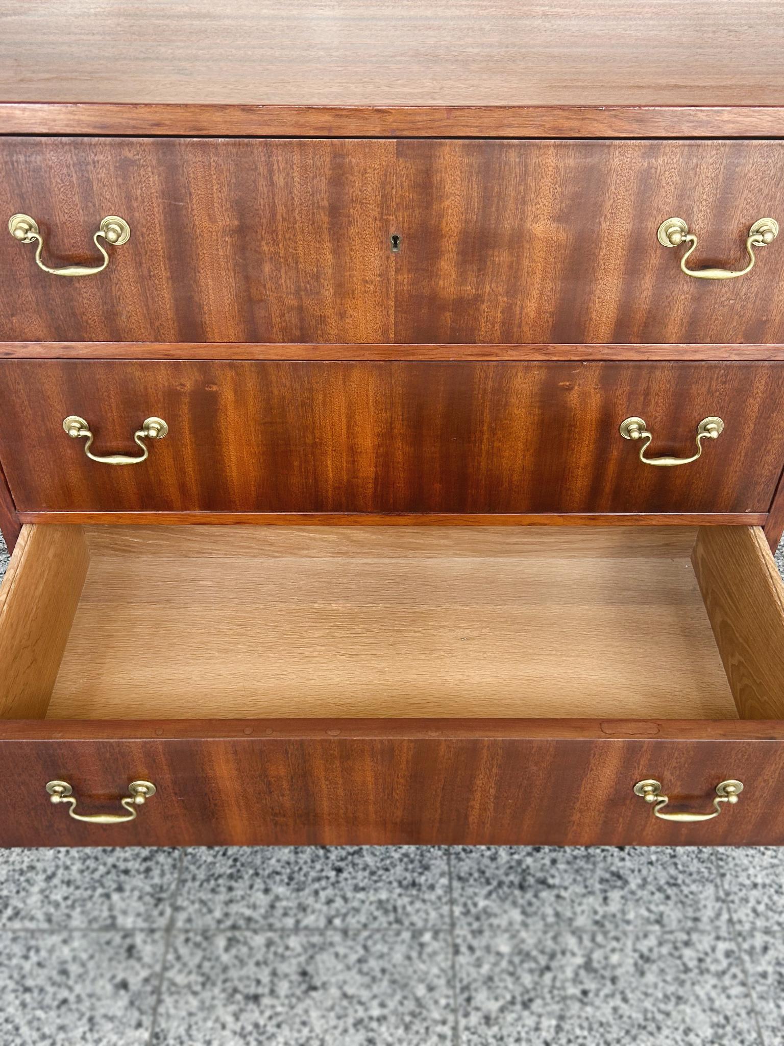 Cómoda moderna danesa de caoba de Ole Wanscher Latón en venta