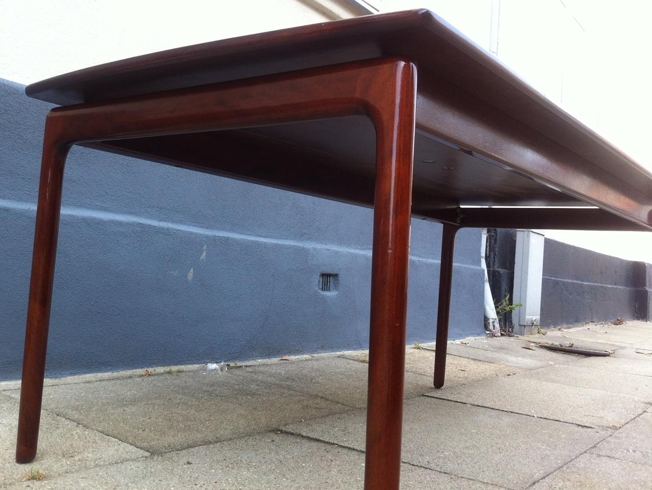 Grande table basse en acajou (Modèle : 018) conçue par l'architecte danois Ole Wanscher et fabriquée par P. Jeppesen dans les années 1960. Le plateau de la table semble flotter grâce à la conception des supports. La marque du fabricant,