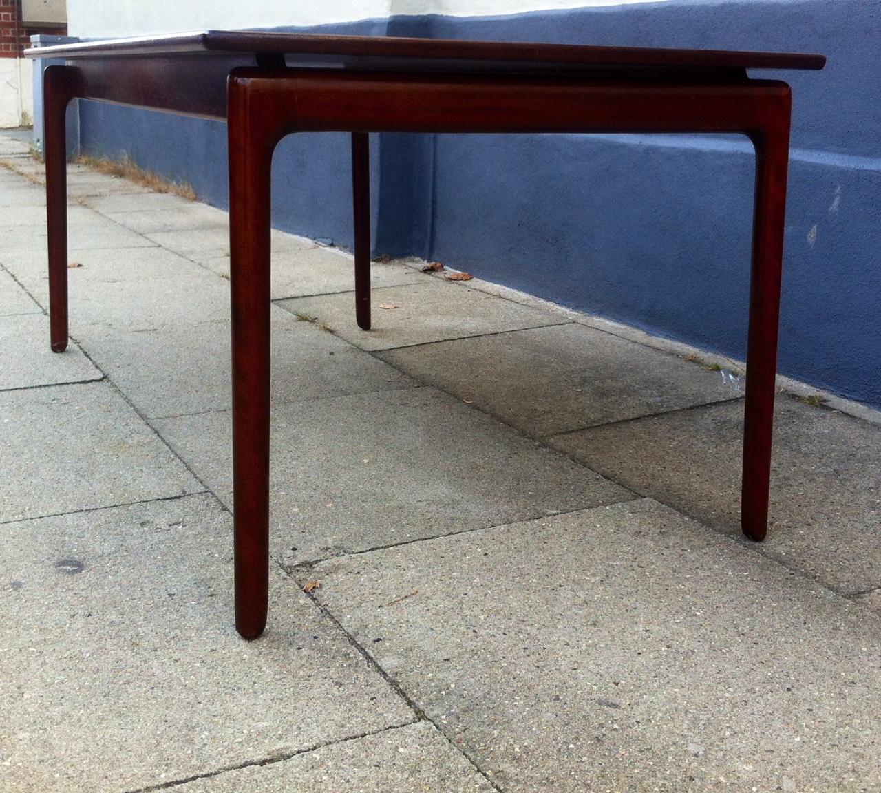 Danois Table basse moderne danoise en acajou avec plateau de table flottant d'Ole Wanscher, années 1960 en vente