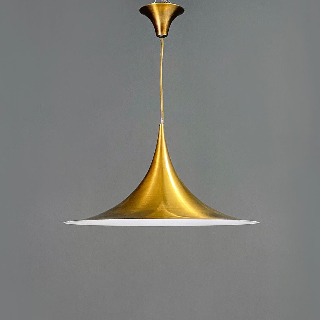 Danish modern gold and white metal Semi chandelier by Bonderup & Thorup for Fog & Morup, 1970s
Semi model chandelier with metal lampshade with golden finish on the outside and white on the inside.
Project by Bonderup & Thorup for Fog & Morup,