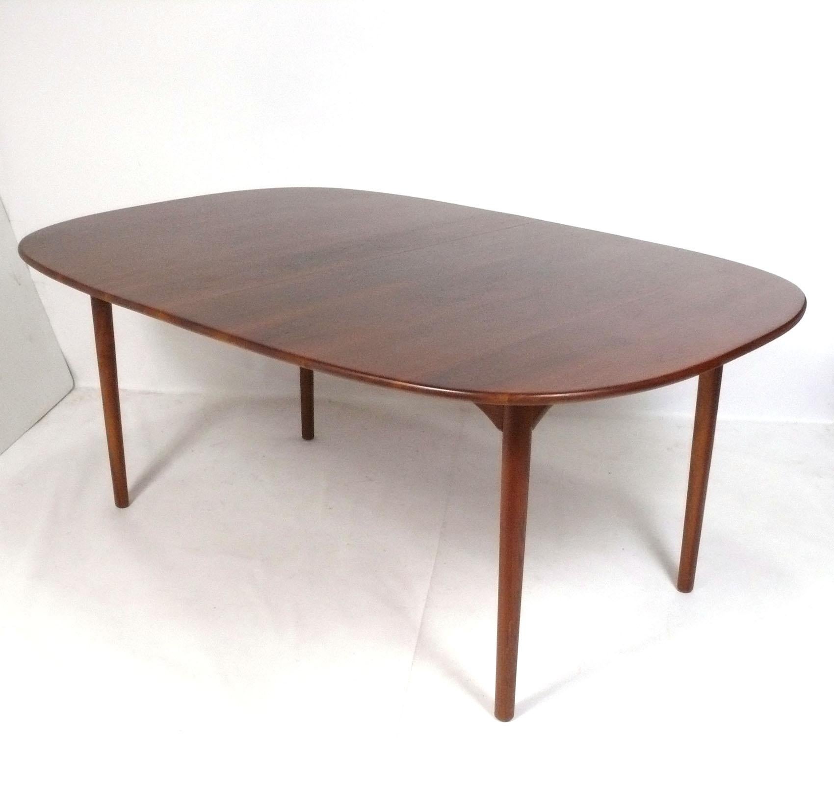 Table de salle à manger moderne danoise du milieu du siècle, Danemark, vers les années 1960. Il passe d'une longueur de 71