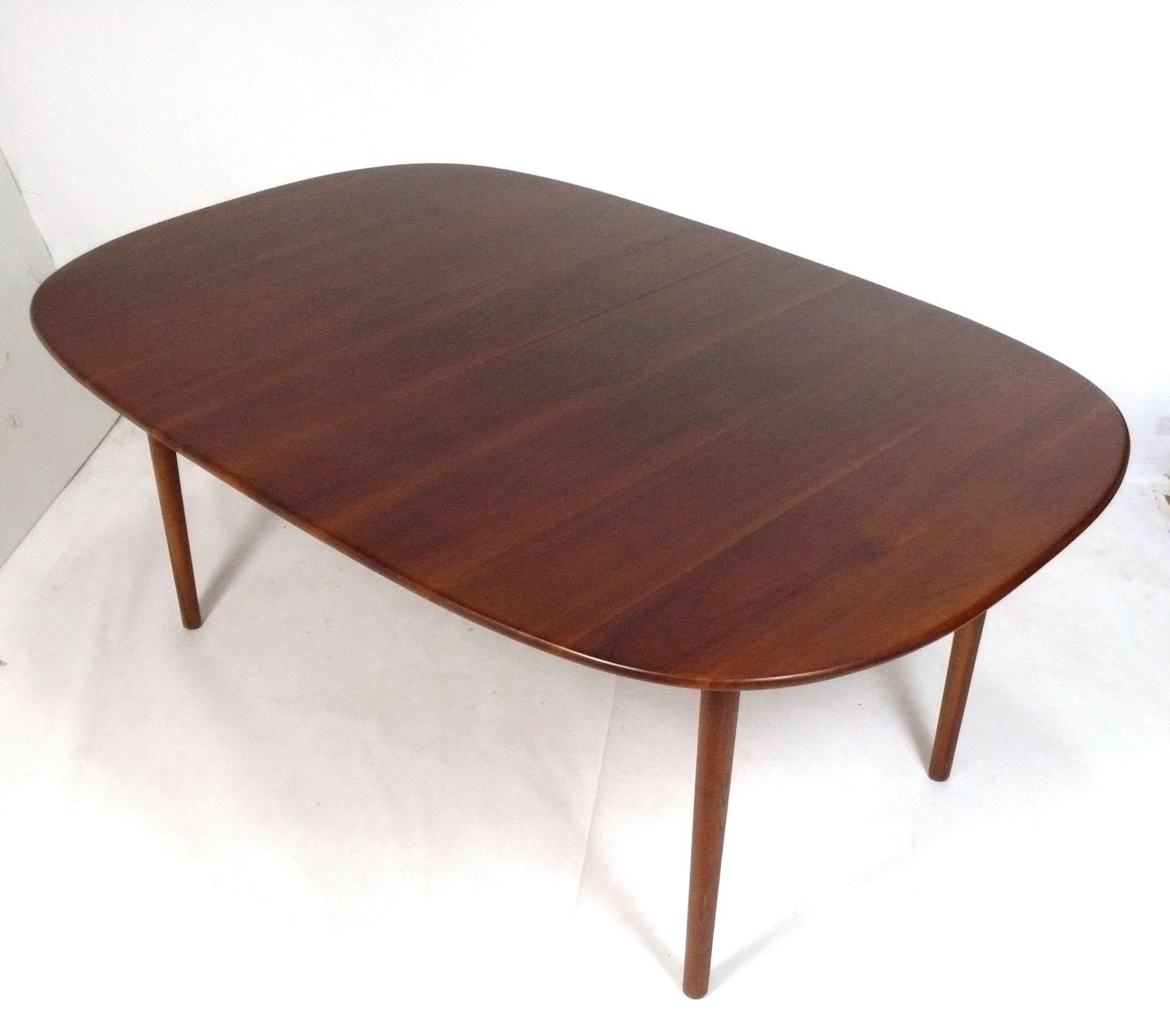 Mid-Century Modern Table de salle à manger danoise moderne de style The Moderns Large Oval en vente