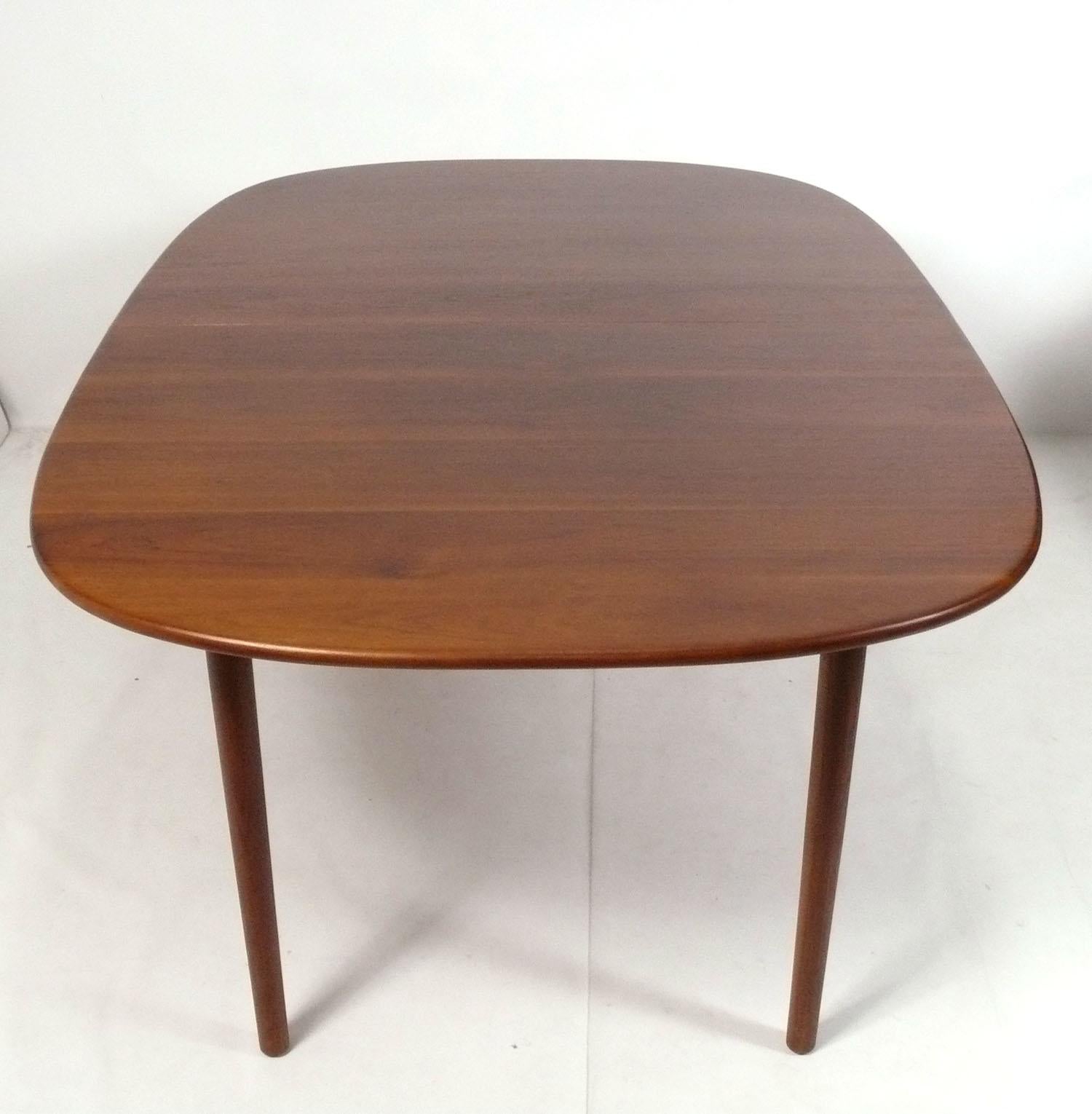 Danois Table de salle à manger danoise moderne de style The Moderns Large Oval en vente