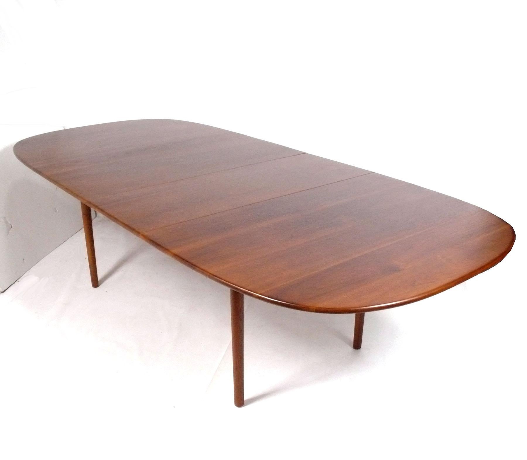Table de salle à manger danoise moderne de style The Moderns Large Oval Bon état - En vente à Atlanta, GA