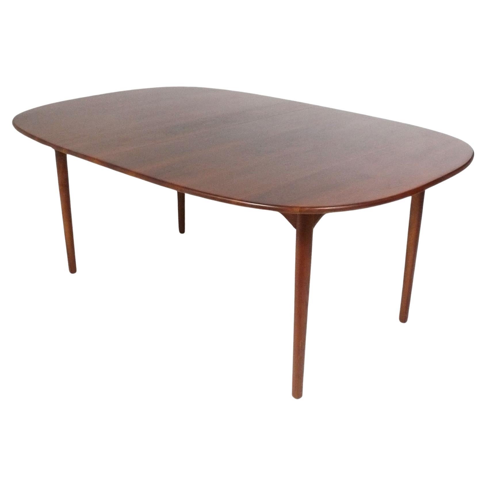 Mesa de comedor ovalada grande danesa moderna de mediados de siglo