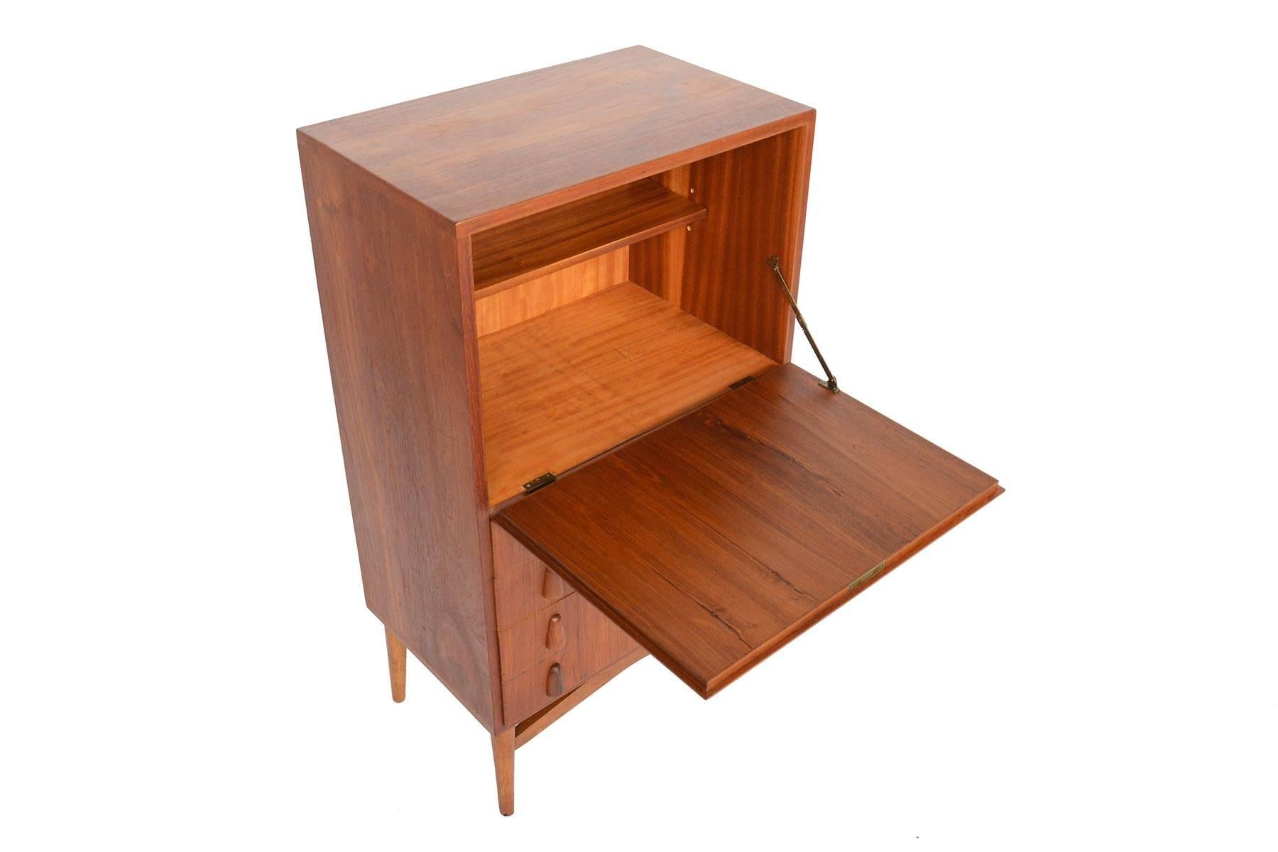 Danish Modern Midcentury Dry Bar Dresser Cabinet in Teak In Good Condition In Berkeley, CA