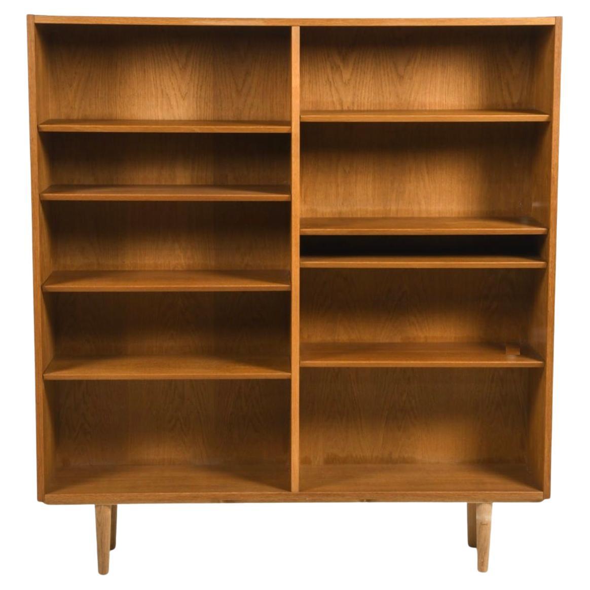 Danish Modern Mid century large oak Bookcase with shelves on tapered legs im Angebot
