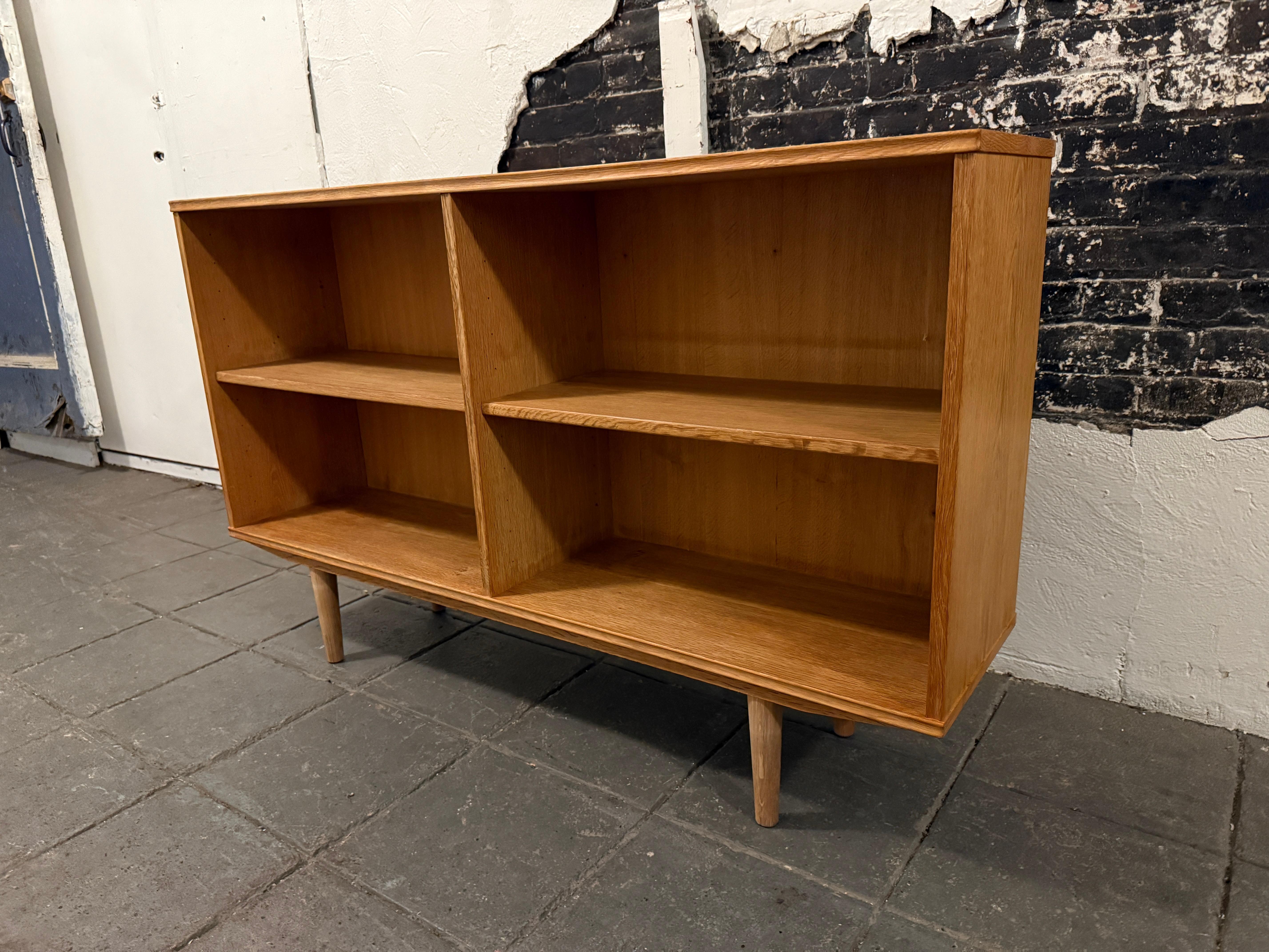 Mid-Century moderno Libreria danese moderna di metà secolo in Oak, lunga e bassa, su gambe affusolate in vendita