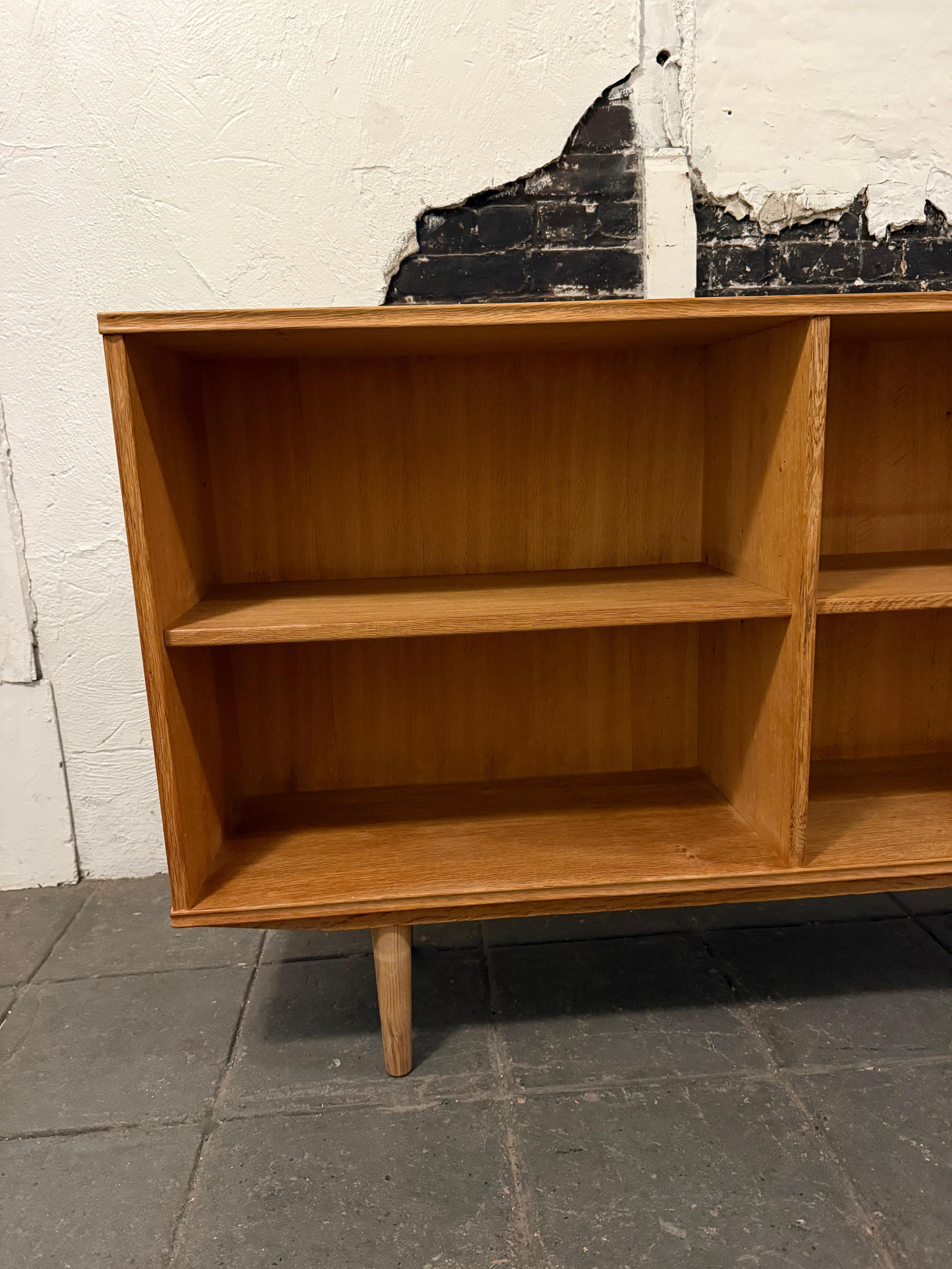 Danese Libreria danese moderna di metà secolo in Oak, lunga e bassa, su gambe affusolate in vendita