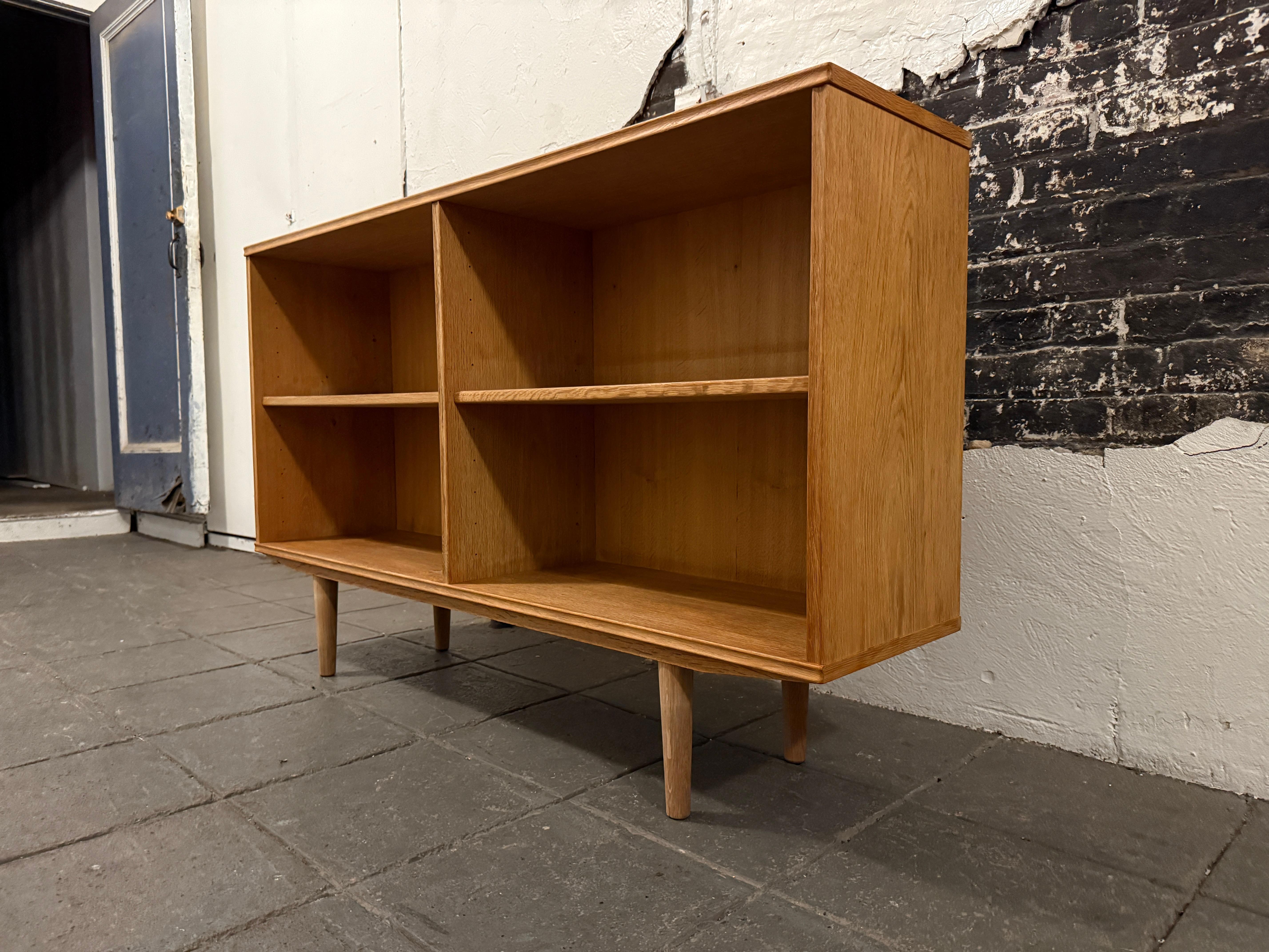 Metà XX secolo Libreria danese moderna di metà secolo in Oak, lunga e bassa, su gambe affusolate in vendita