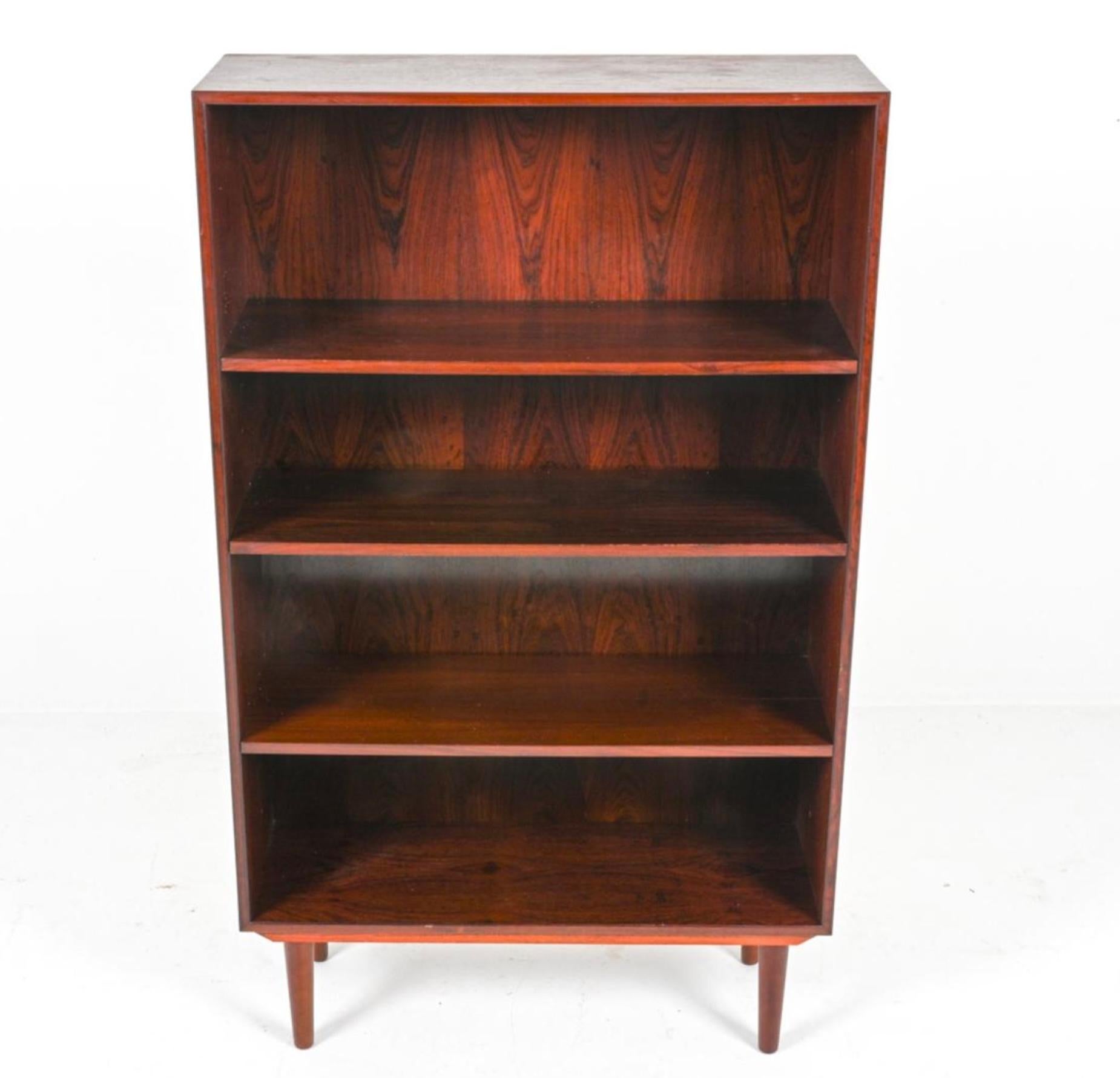Schönes einfaches dänisches modernes Bücherregal aus Palisanderholz aus der Mitte des Jahrhunderts. Hat 3 verstellbare Einlegeböden. Erstaunliche Maserung des Rosenholzes! In tollem Vintage-Zustand, ca. 1960. von Gunni Omann - hergestellt in