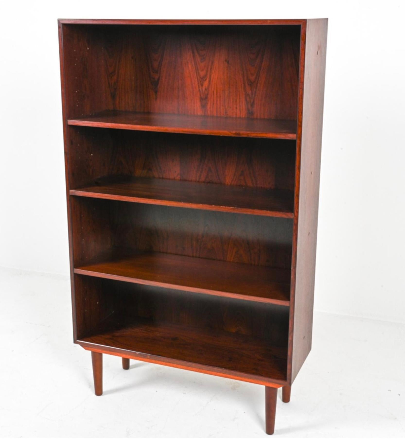 Dänische moderne Bücherregale aus Rosenholz auf konisch zulaufenden Beinen, Mid-Century Modern (Moderne der Mitte des Jahrhunderts)