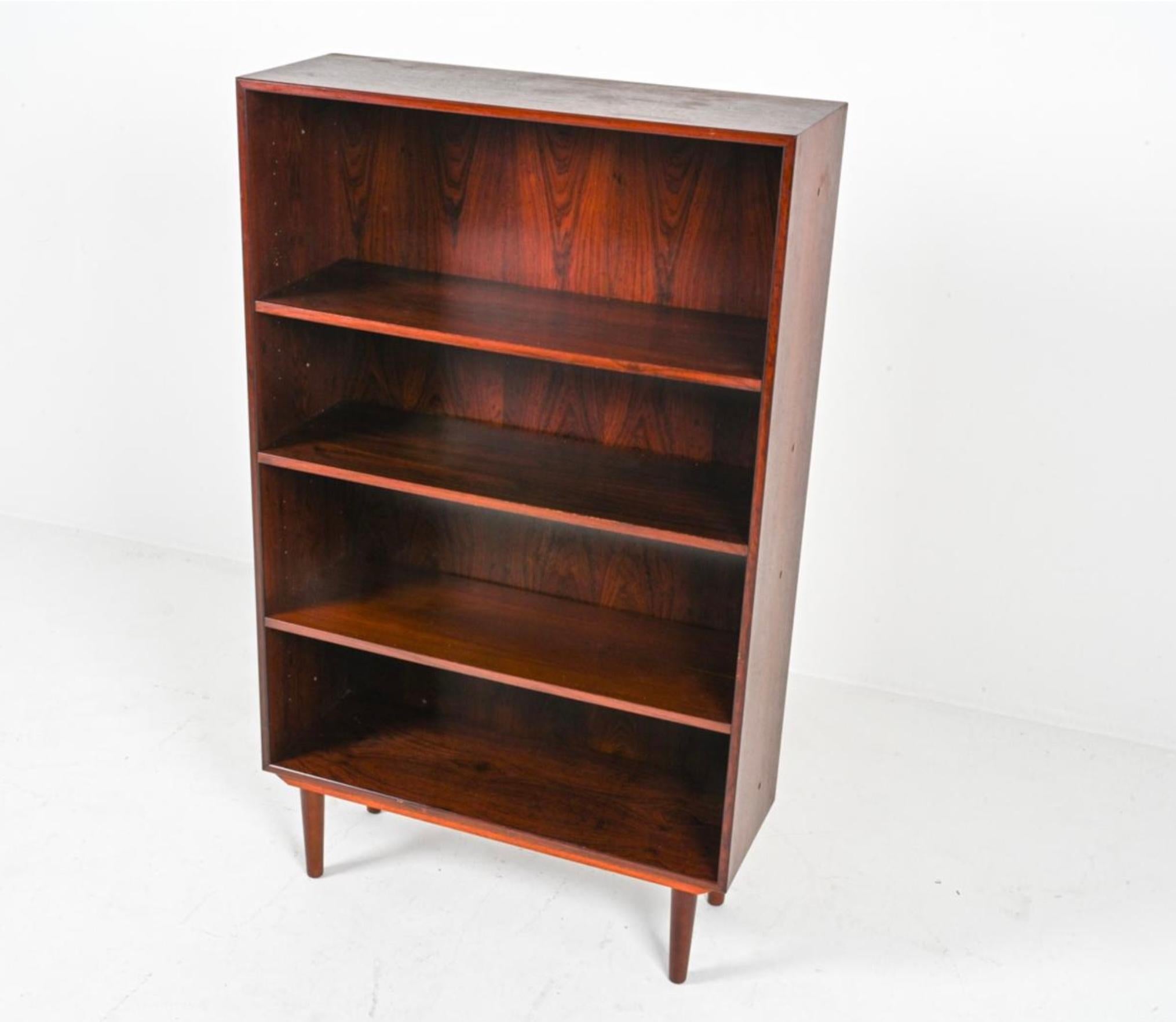 Dänische moderne Bücherregale aus Rosenholz auf konisch zulaufenden Beinen, Mid-Century Modern (Holzarbeit)