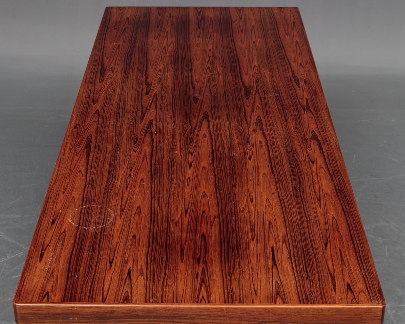 Table basse danoise en bois de rose de qualité, fabriquée par un fabricant de meubles danois. Excellent état restauré par des professionnels. Le dessus a été refait et la marque d'eau a été enlevée depuis les photos.