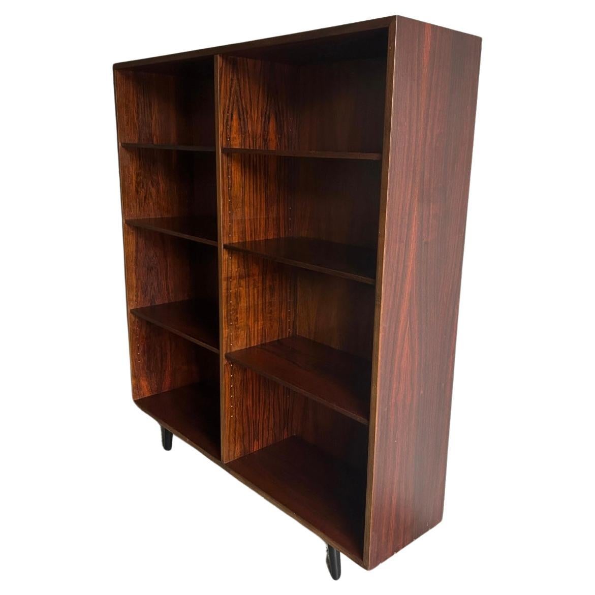 Preciosa librería de pared de palisandro, sencilla y moderna, danesa, de mediados de siglo. Tiene 6 estantes regulables. ¡Asombrosa veta de palisandro! En perfecto estado vintage, hacia 1960. Con la etiqueta Gunni Omann - Fabricado en