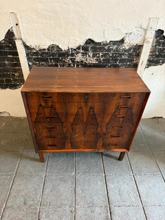 Comò a 6 cassetti in legno di palissandro di Johannes Sorth, stile metà del secolo scorso.