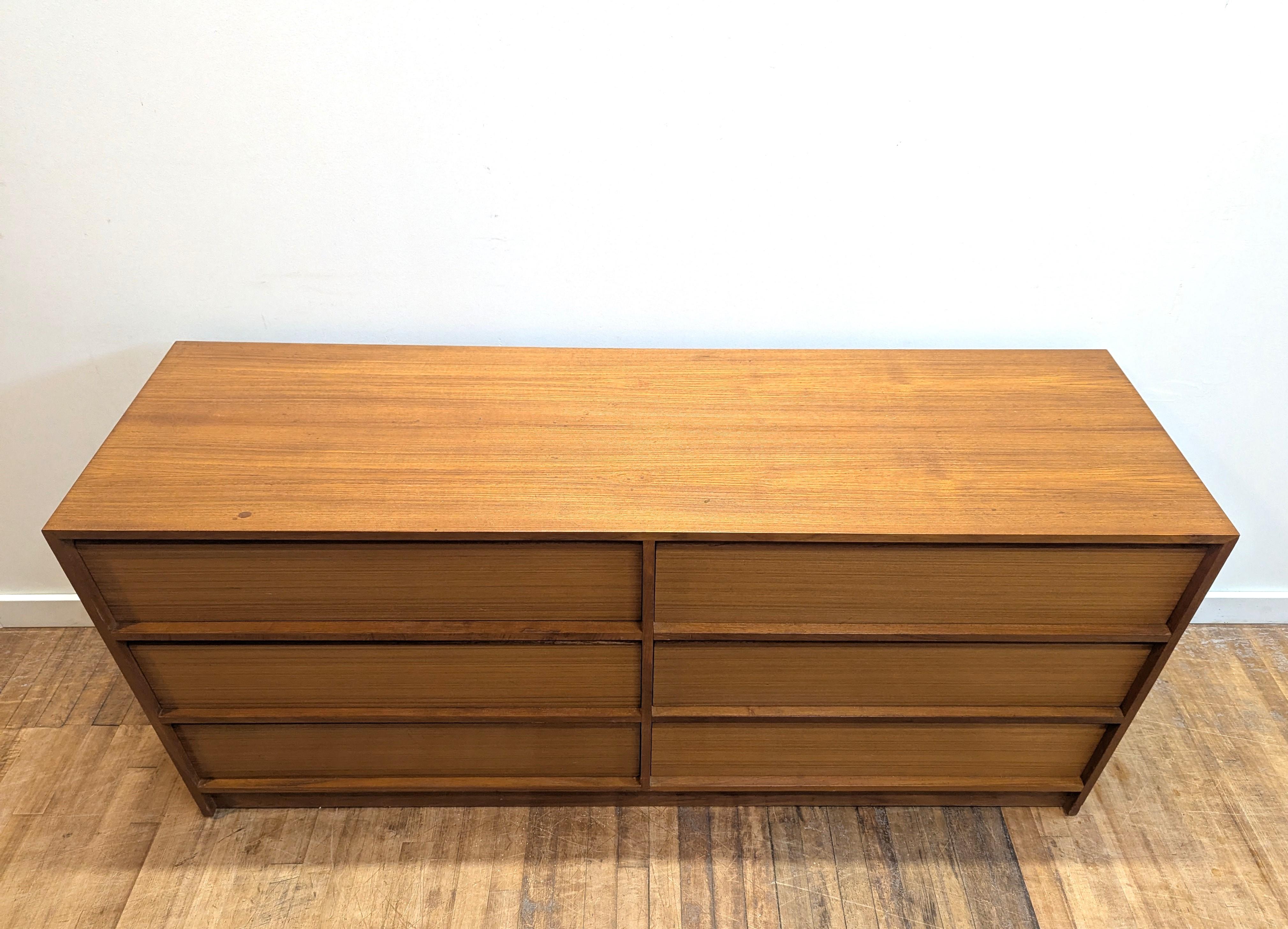 Comò danese moderno del metà secolo in teak Dyrlund In condizioni buone in vendita a New York, NY