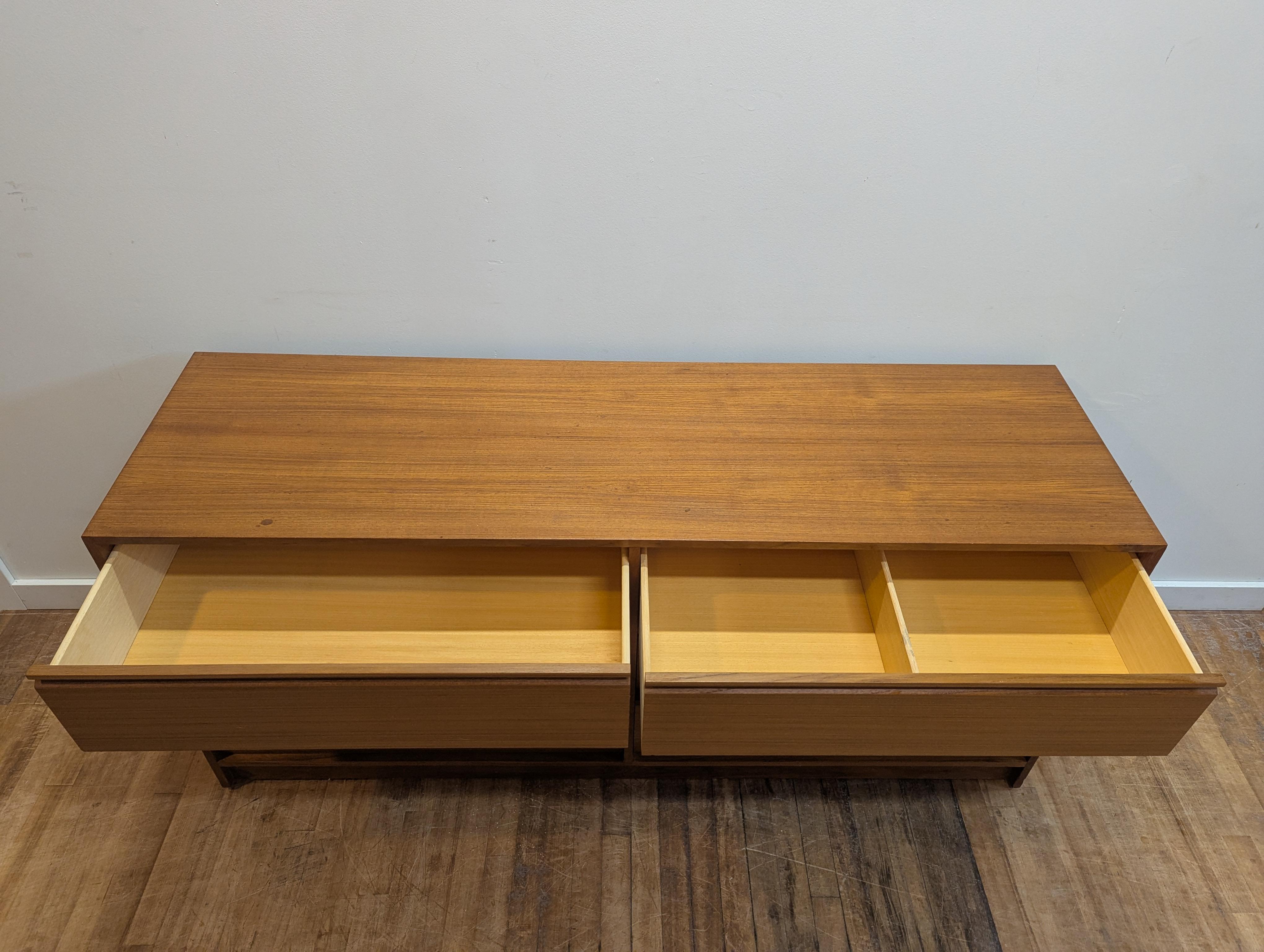 Teak Comò danese moderno del metà secolo in teak Dyrlund in vendita