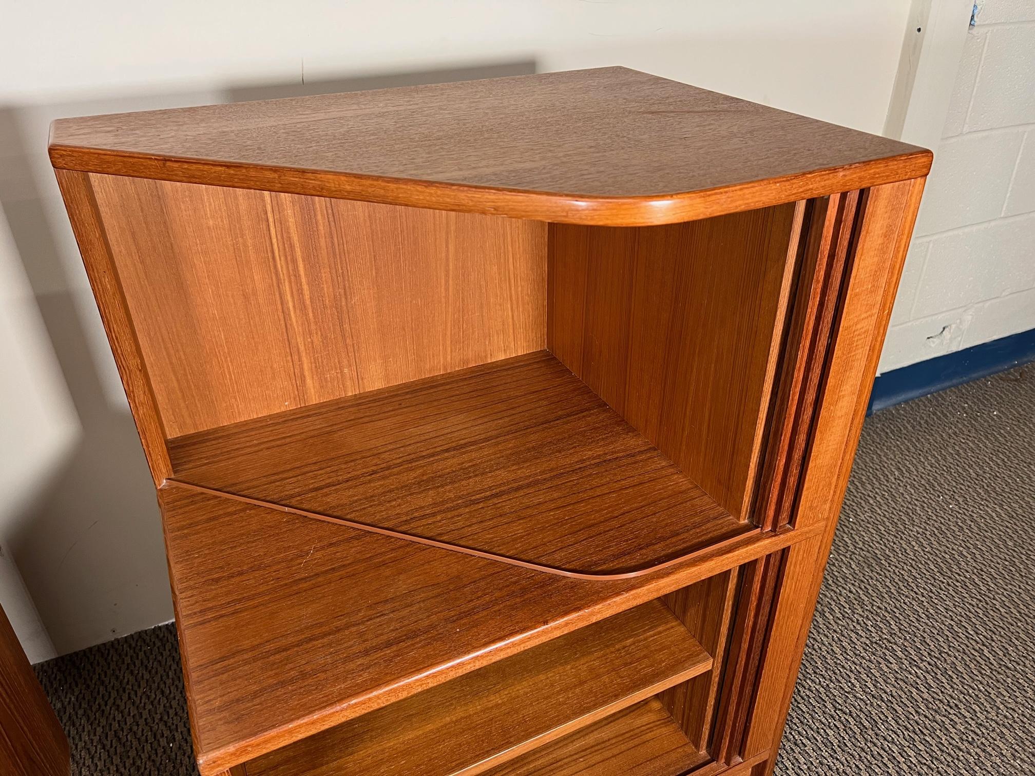 Danish Modern Midcentury Teak Nightstands Bedside Tables by Hundevad In Good Condition In Atlanta, GA
