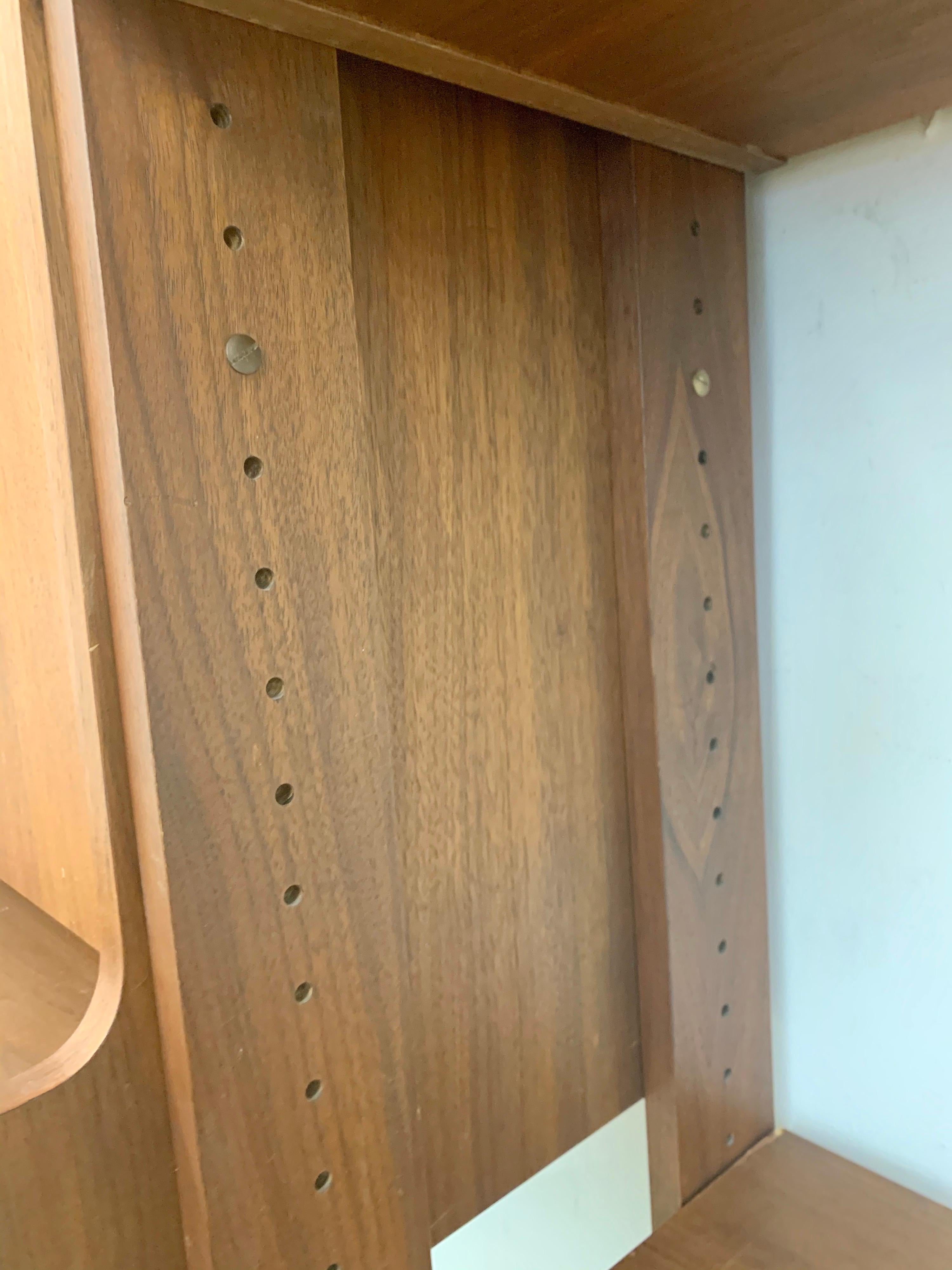 Modularer dänischer dreieckiger Bücherregal-Wandschrank und Schreibtisch aus der Mitte des Jahrhunderts (Mitte des 20. Jahrhunderts) im Angebot
