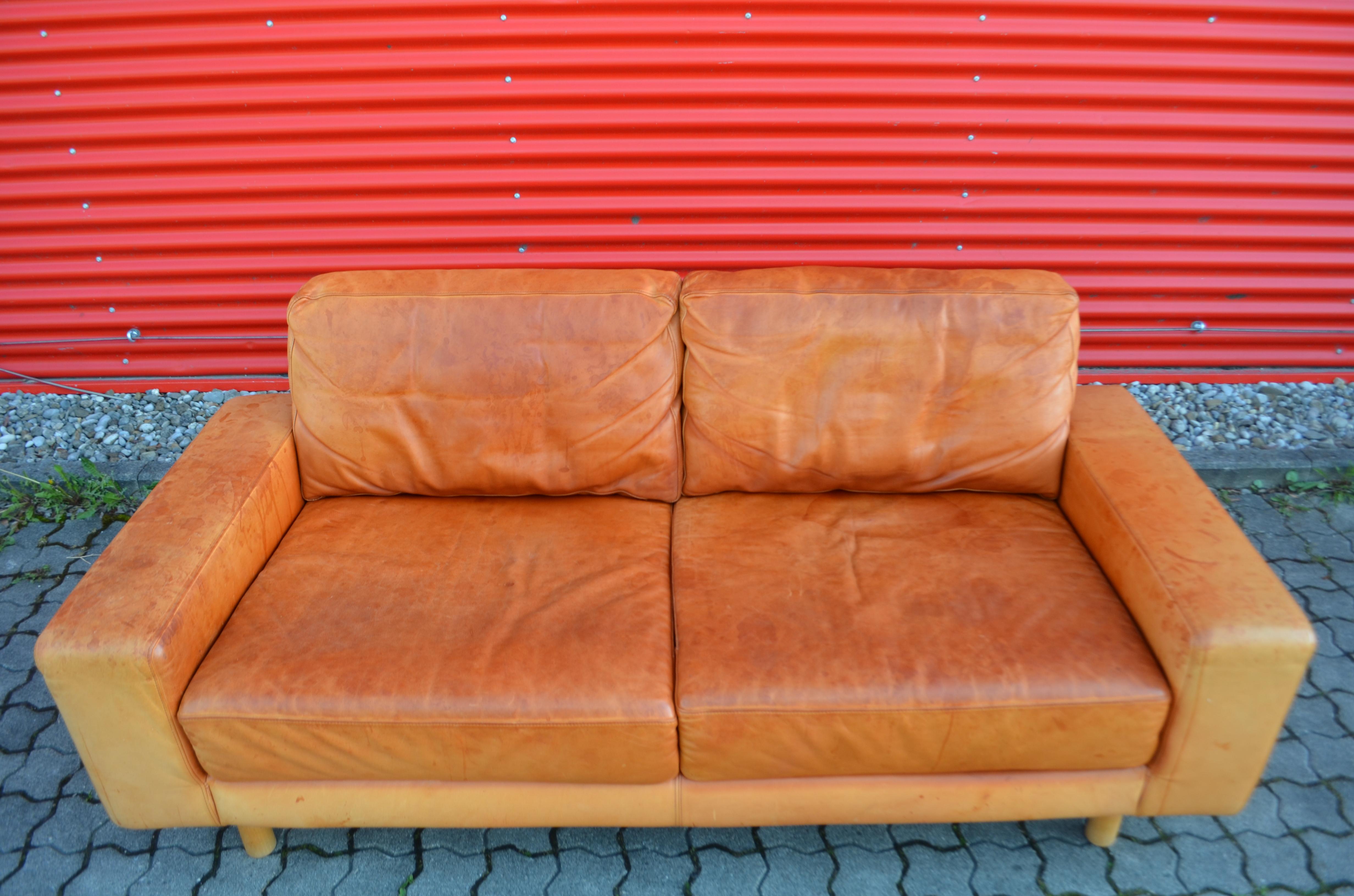 Dänisch Modern Mid Century Vintage Cognac Leder Sofa im Zustand „Starke Gebrauchsspuren“ im Angebot in Munich, Bavaria