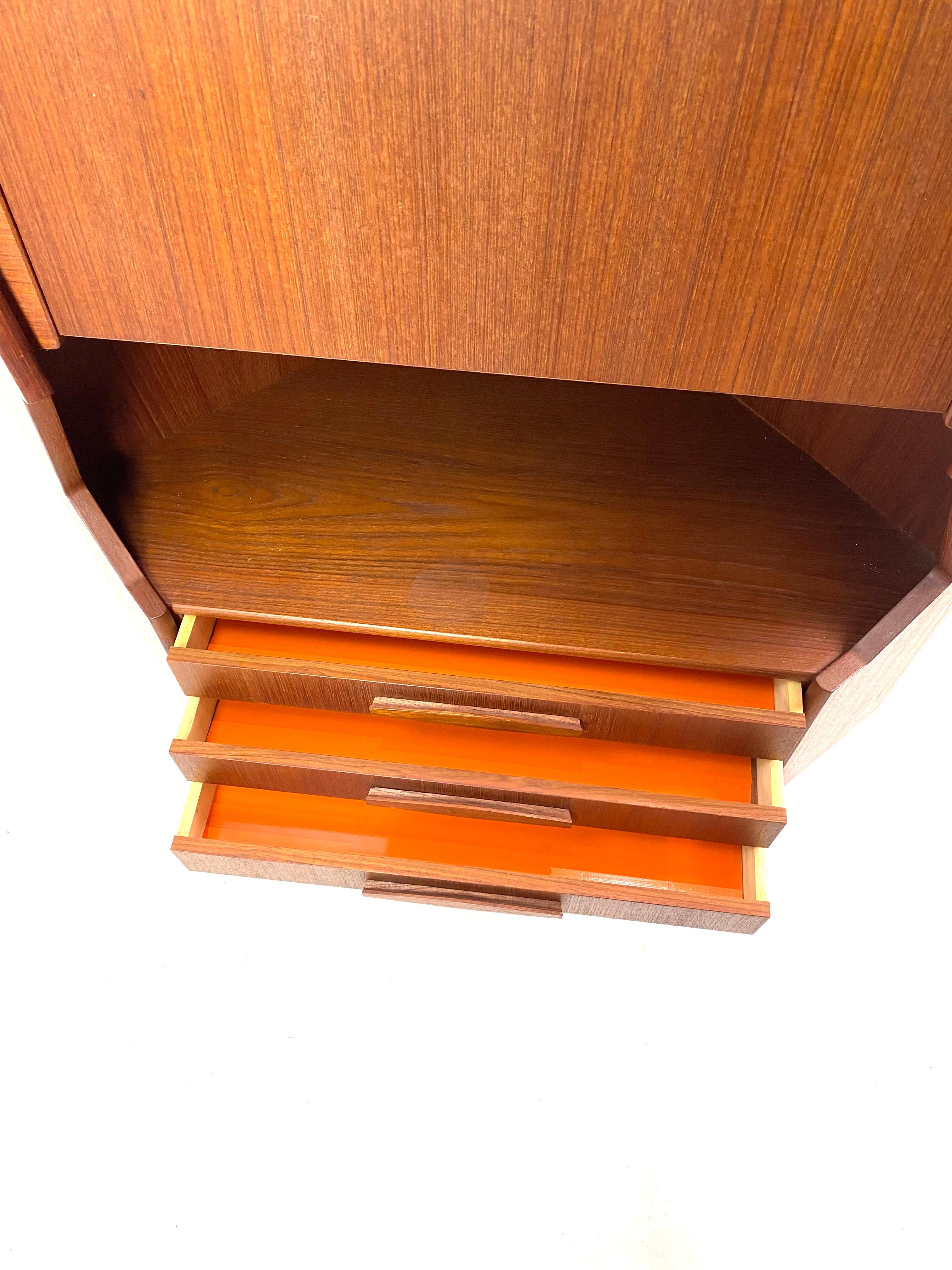 Eck-Barschrank aus Teakholz, dänisches Design aus den 1960er Jahren im Zustand „Hervorragend“ im Angebot in Lejre, DK