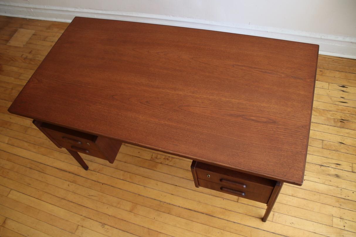 Danish Modern Midcentury Floating Executive Desk In Excellent Condition In Brooklyn, NY