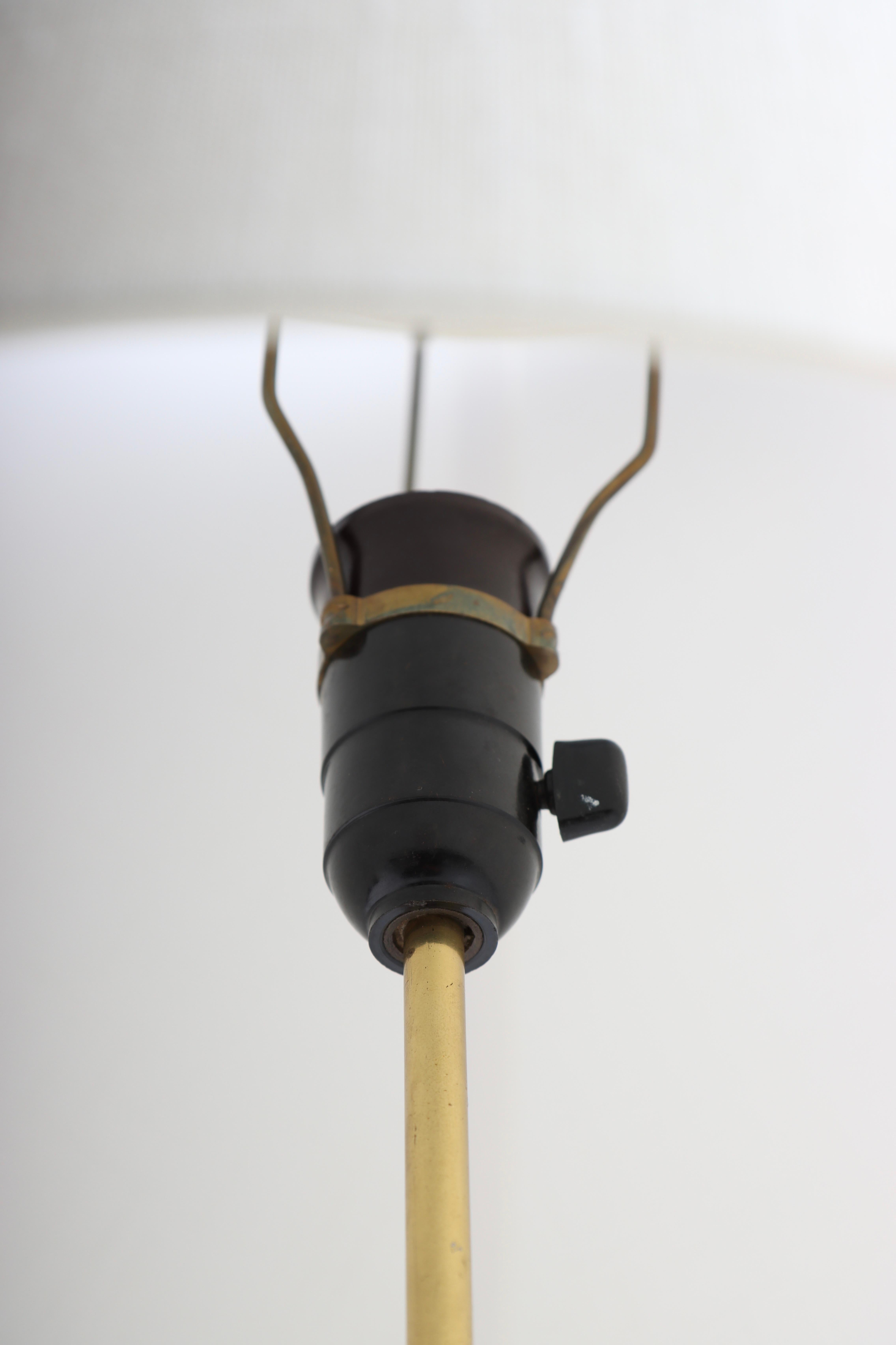 Dänische moderne Stehlampe aus Eiche und Messing aus der Mitte des Jahrhunderts, dänisches Design, 1950er Jahre im Zustand „Gut“ im Angebot in Lejre, DK