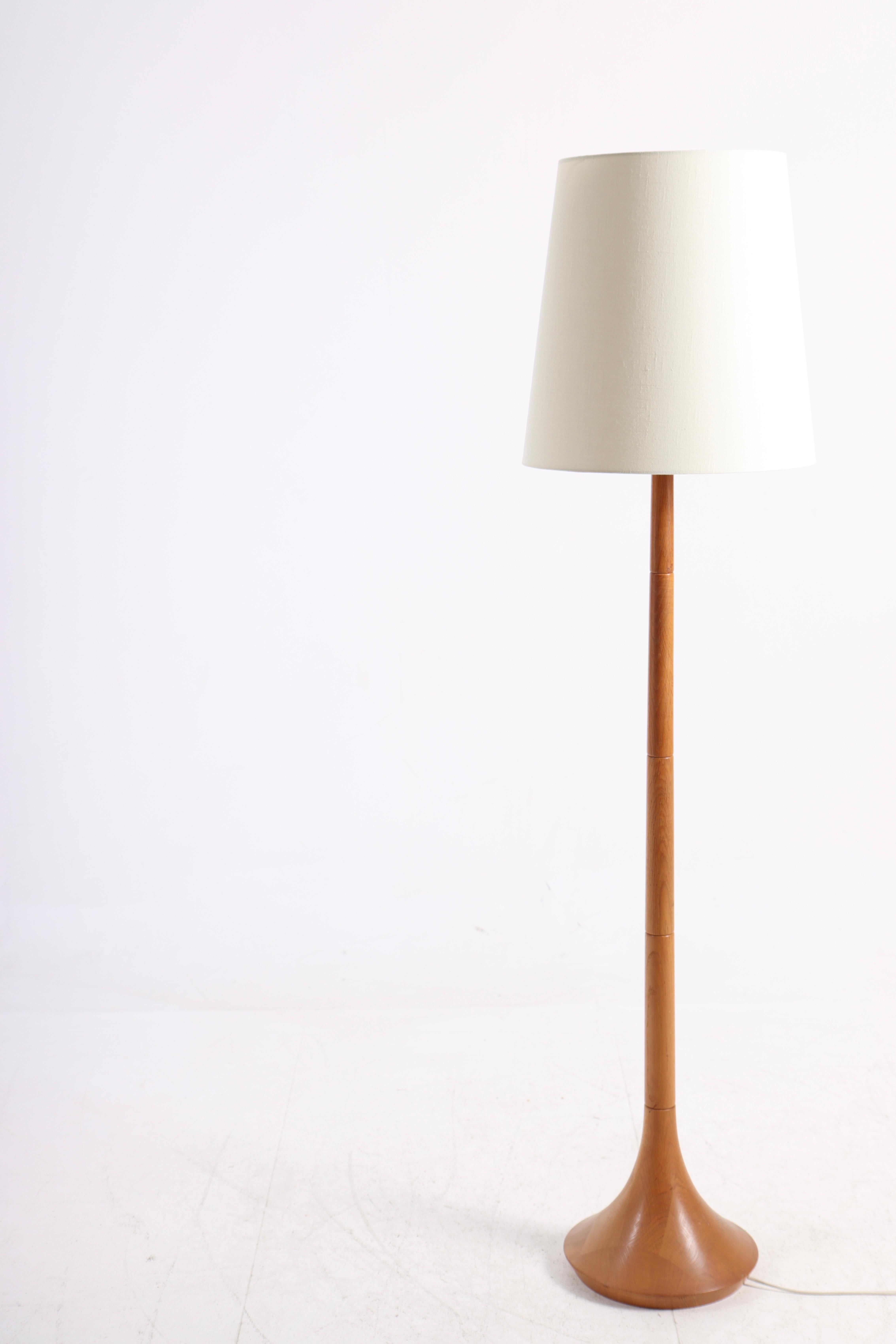 Dänische moderne Stehlampe aus der Mitte des Jahrhunderts, Eiche, dänisches Design, 1950er Jahre (Eichenholz) im Angebot