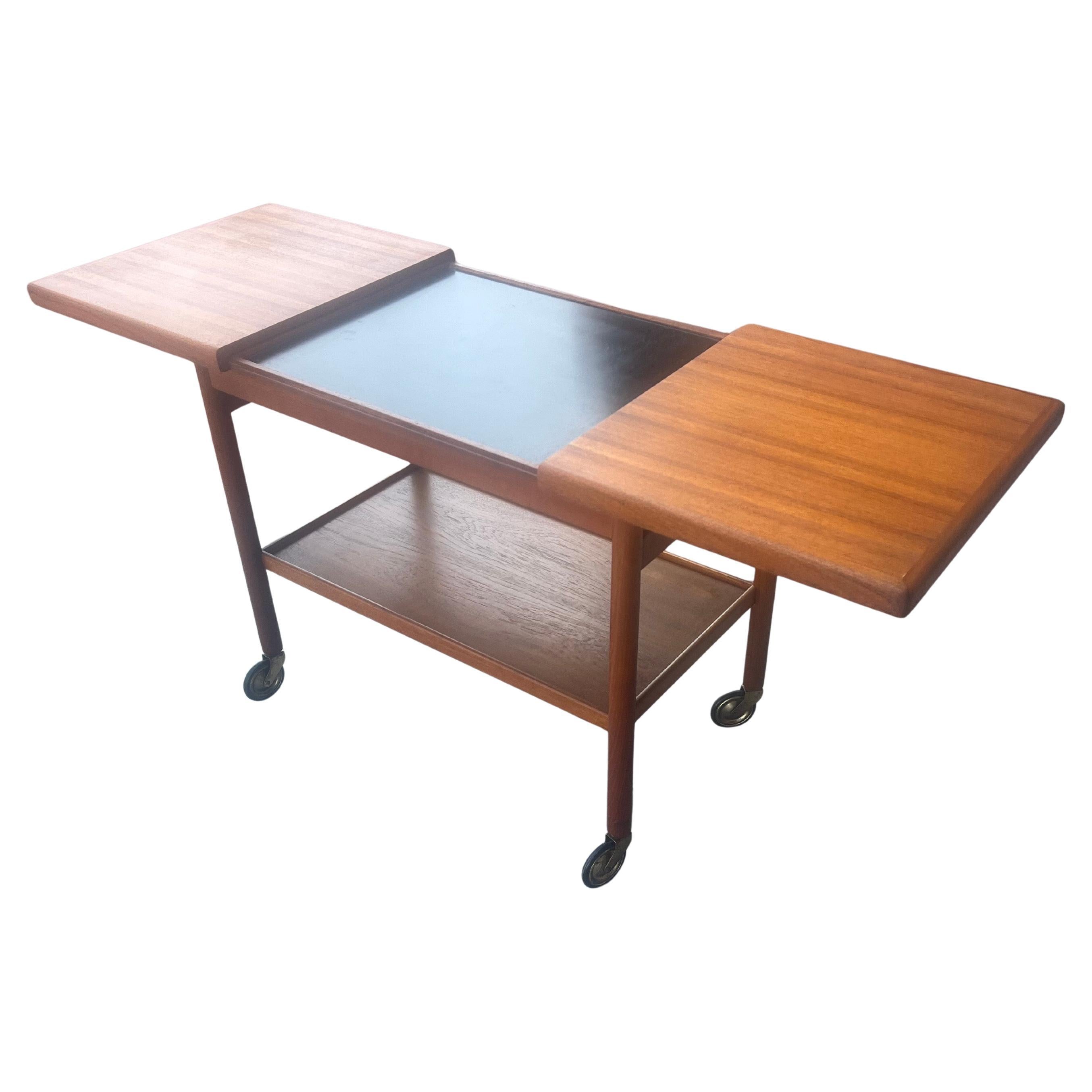 Carrello da cocktail danese moderno del Medioevo in teak "Model 111" di Kurt Ostervig
