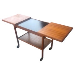 Carrello da cocktail danese moderno del Medioevo in teak "Model 111" di Kurt Ostervig