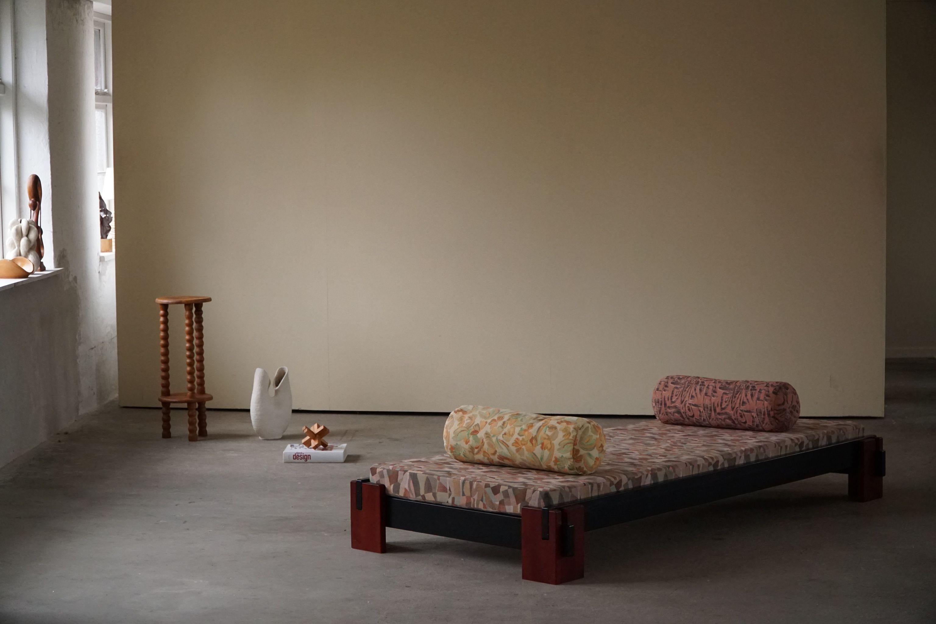 Un lit de jour / canapé minimaliste et ludique avec deux coussins, retapissé dans un tissu gobelin vintage coloré des années 80. Fabriqué par un ébéniste danois dans les années 1980.

Ce magnifique lit de jour vintage s'accordera avec de nombreux