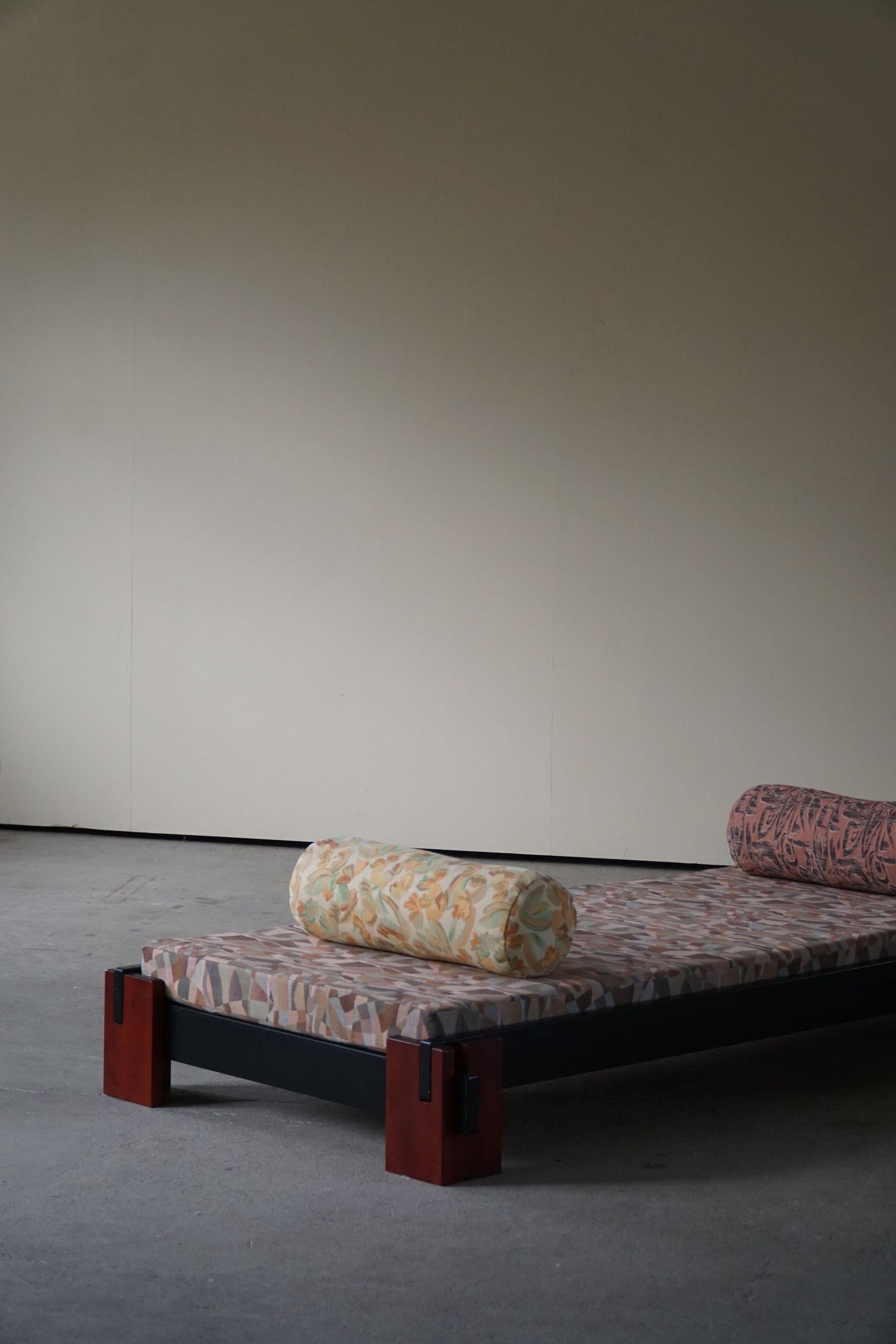 Danish Modern, Minimalist Daybed Reupholstered in Vintage Fabric, Made in 1980s In Good Condition For Sale In Odense, DK