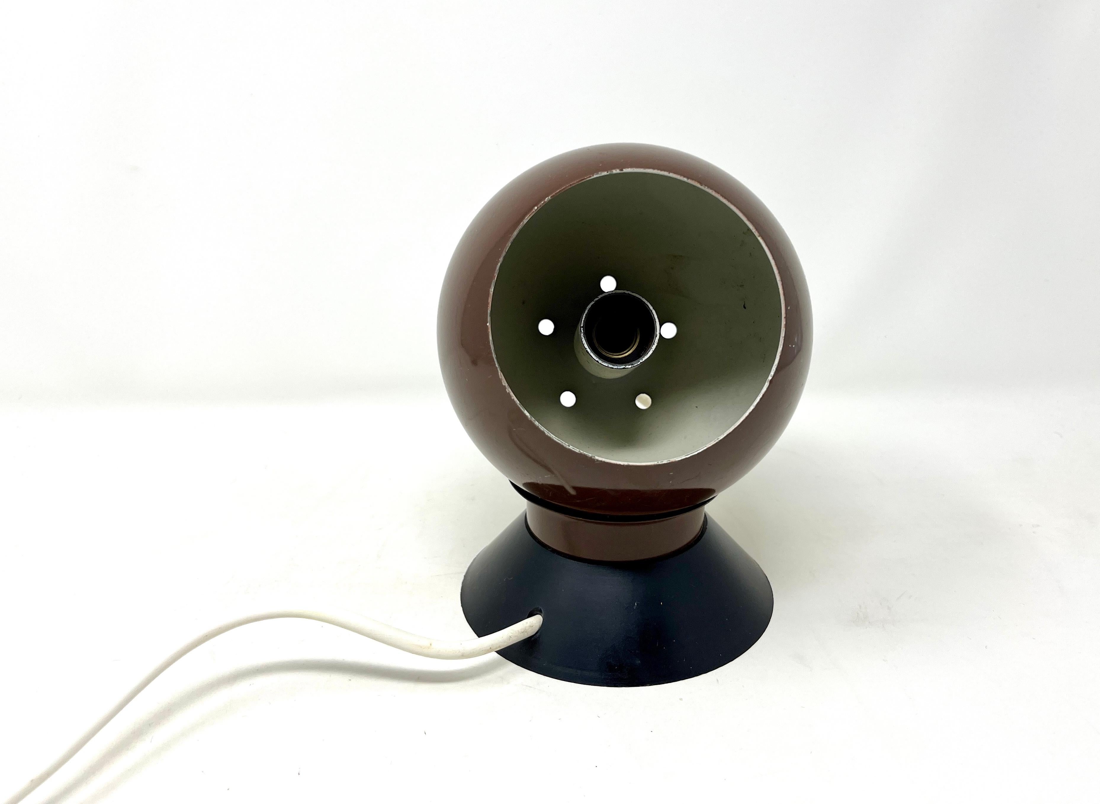 Scandinavo moderno Lampada danese moderna minimalista in metallo marrone con bulbo oculare regolabile di Hamalux in vendita