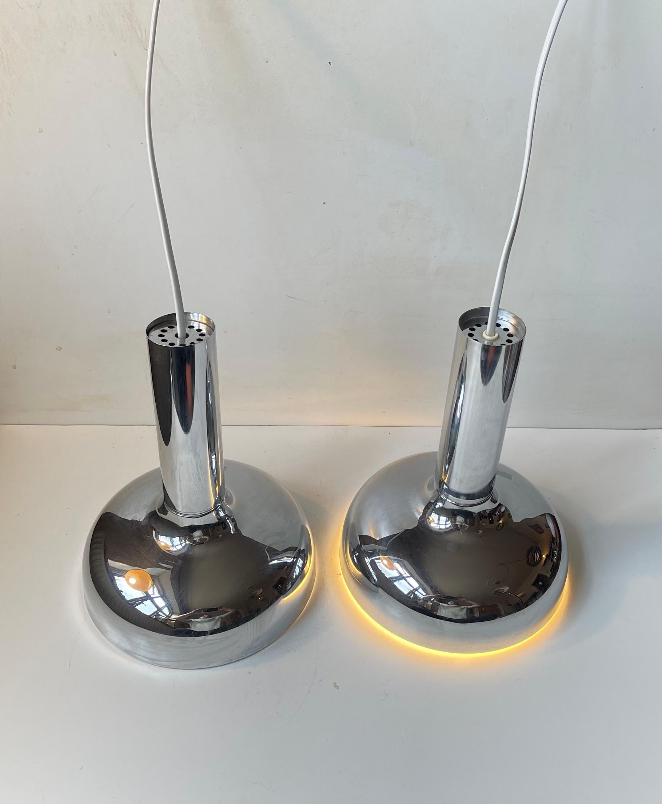 Un raro set di lampade a sospensione cromate a specchio disegnate da Frank Bentler per la sua azienda Bentler Belysning in Danimarca alla fine degli anni '60 o all'inizio degli anni '70. Queste lampade da soffitto ricordano Verner Panton e 