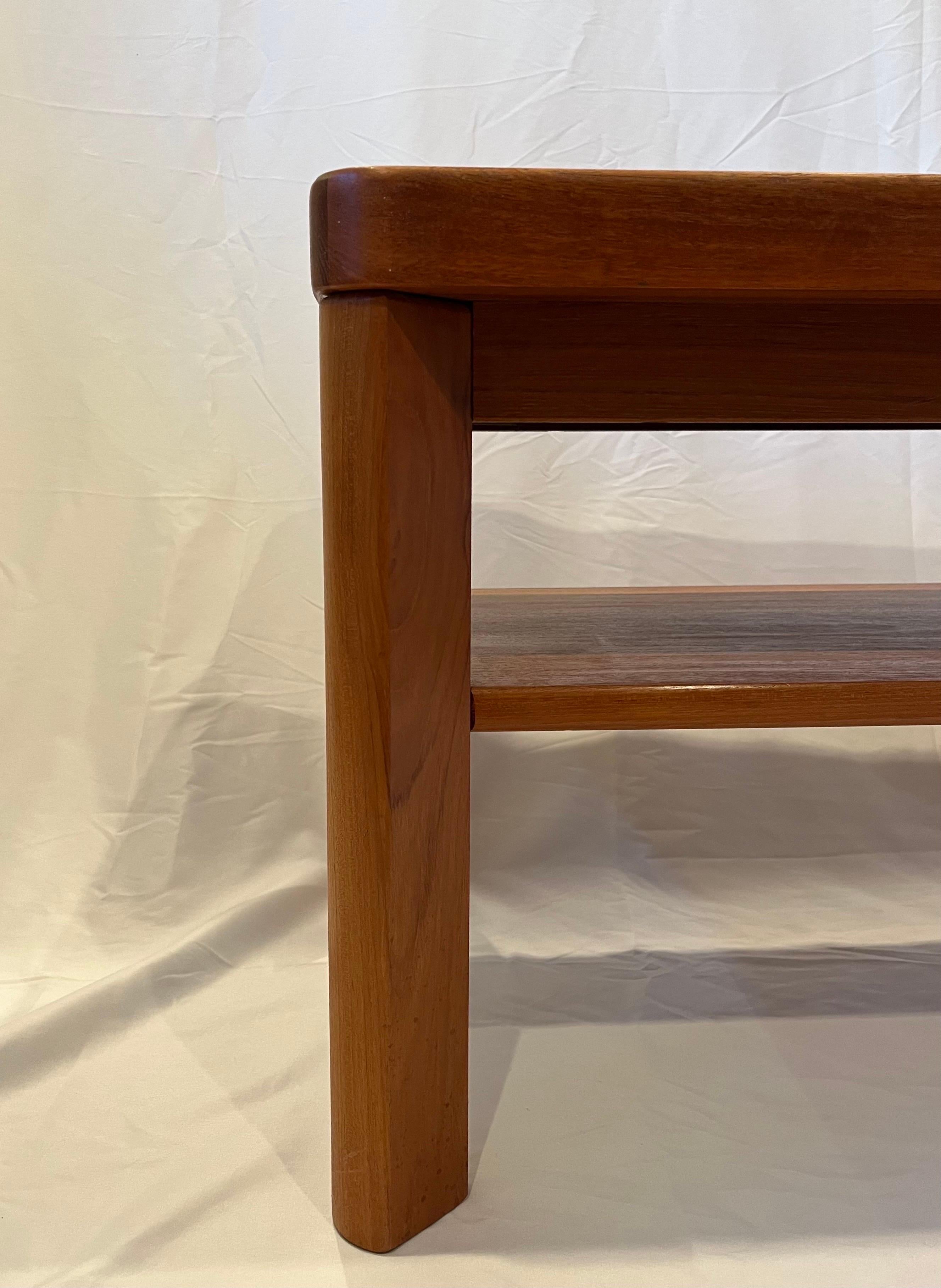 Danois Table d'appoint danoise moderne Mobelfabrikken Toften en teck à 2 niveaux en vente