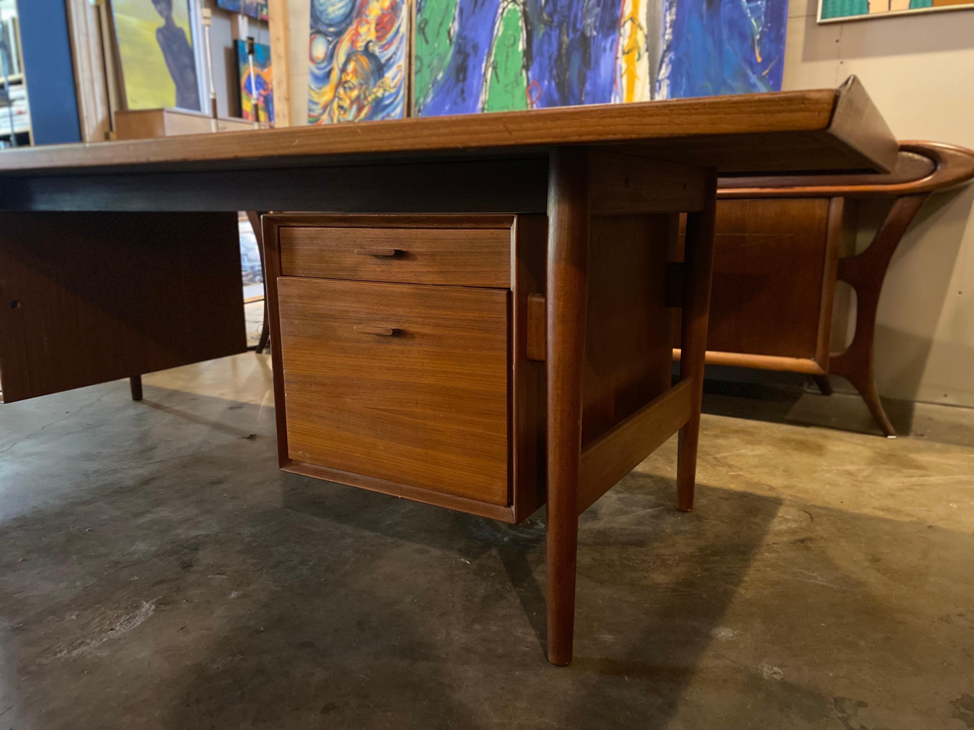 Danish Modern 'Model 207' Executive Arne Vodder Teak Desk for Sibast In Good Condition In San Antonio, TX