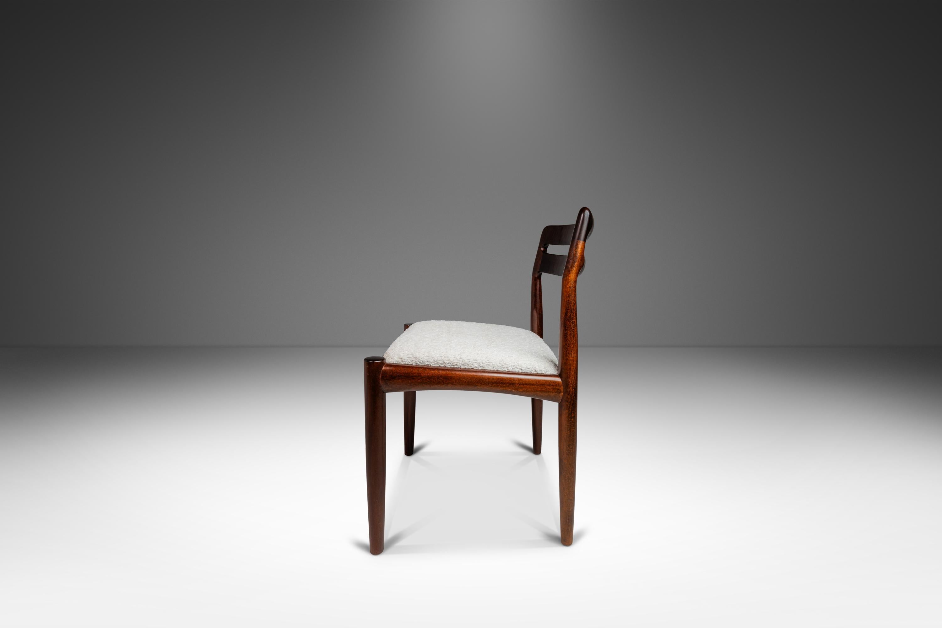 Vi presentiamo una rara e limitata sedia da pranzo/sedia laterale/sedia da scrivania Model 382, disegnata dall'influente H. W. Klein per Bramin Møbler. Prodotto a metà degli anni '60, questo modello 382 è costruito in mogano massiccio e presenta