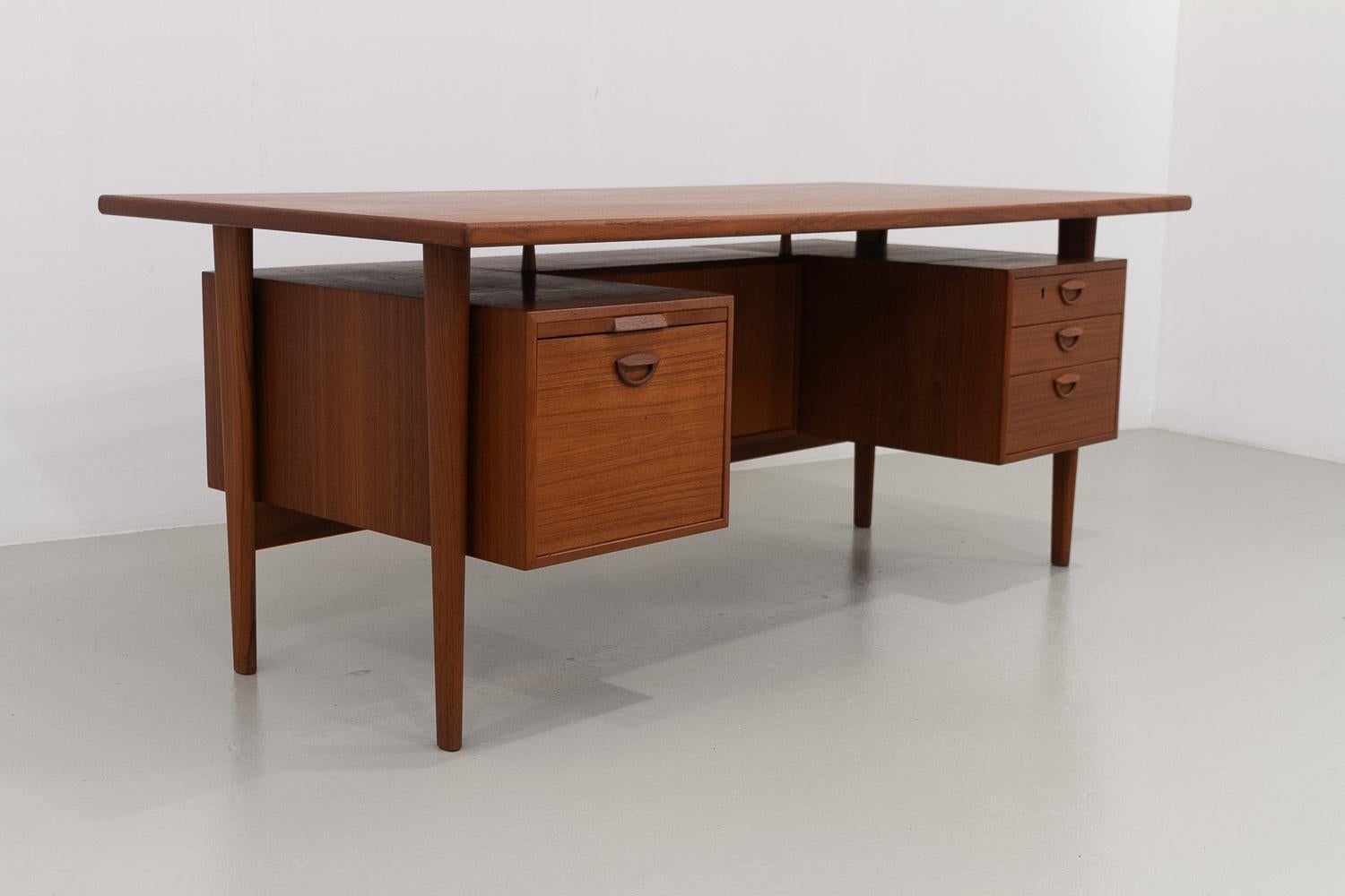 Scandinavian Modern executive teak desk by Kai Kristiansen for FM Møbler 1960s.
Freestanding Danish Mid-Century Modern writing desk Model FM 58 (extra long) in teak designed by Danish architect Kai Kristiansen and manufactured by Feldballes