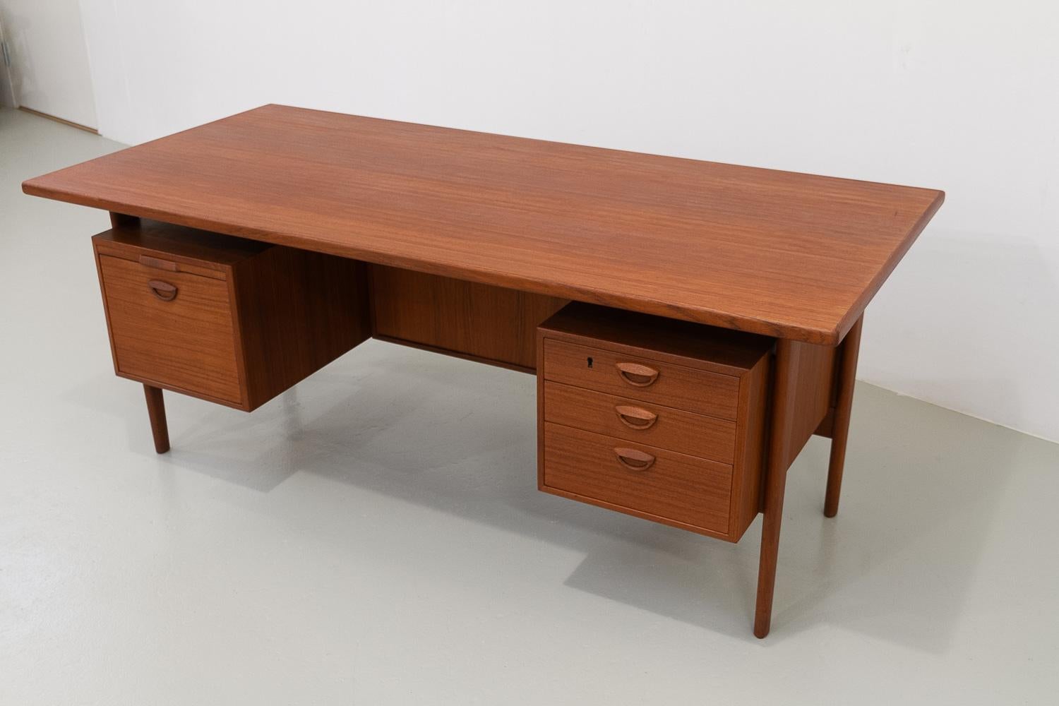Danish Modern Model 58 Long Teak Desk by Kai Kristiansen by FM Møbler, 1960s. In Good Condition In Asaa, DK