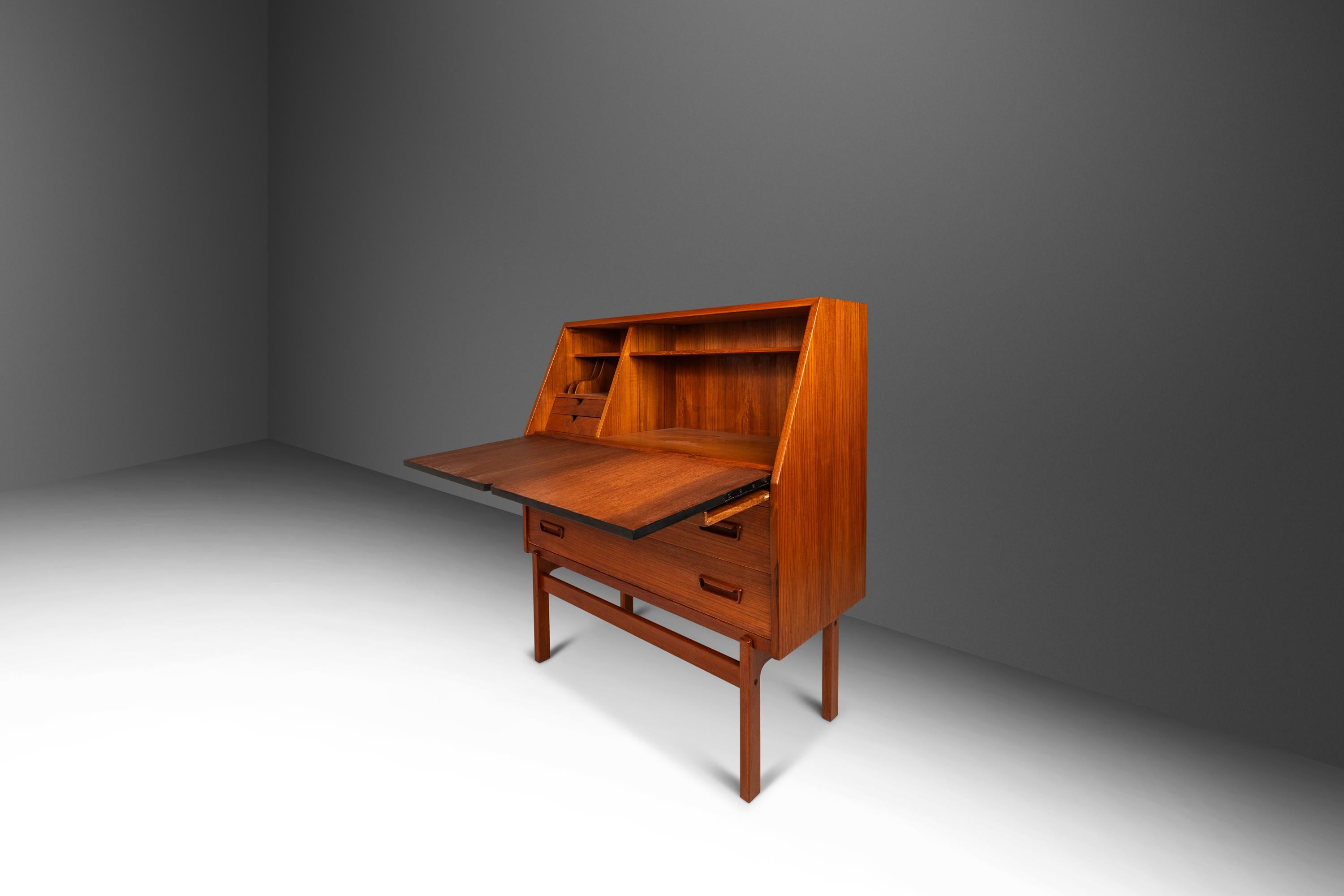 Danish Modern Model 68 Secretary Desk in Teak by Arne Wahl Iversen Vinde, 1960's For Sale 10