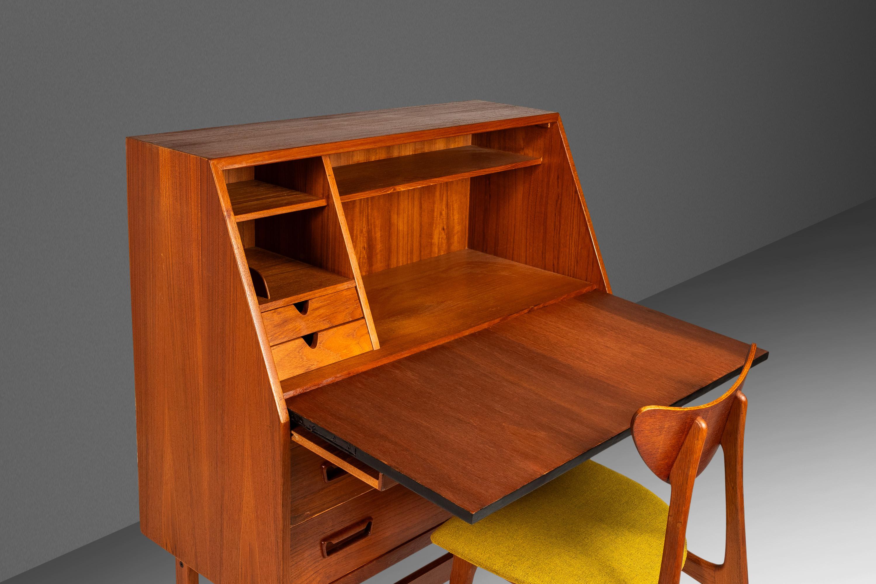 Danish Modern Model 68 Secretary Desk in Teak by Arne Wahl Iversen Vinde, 1960's For Sale 12