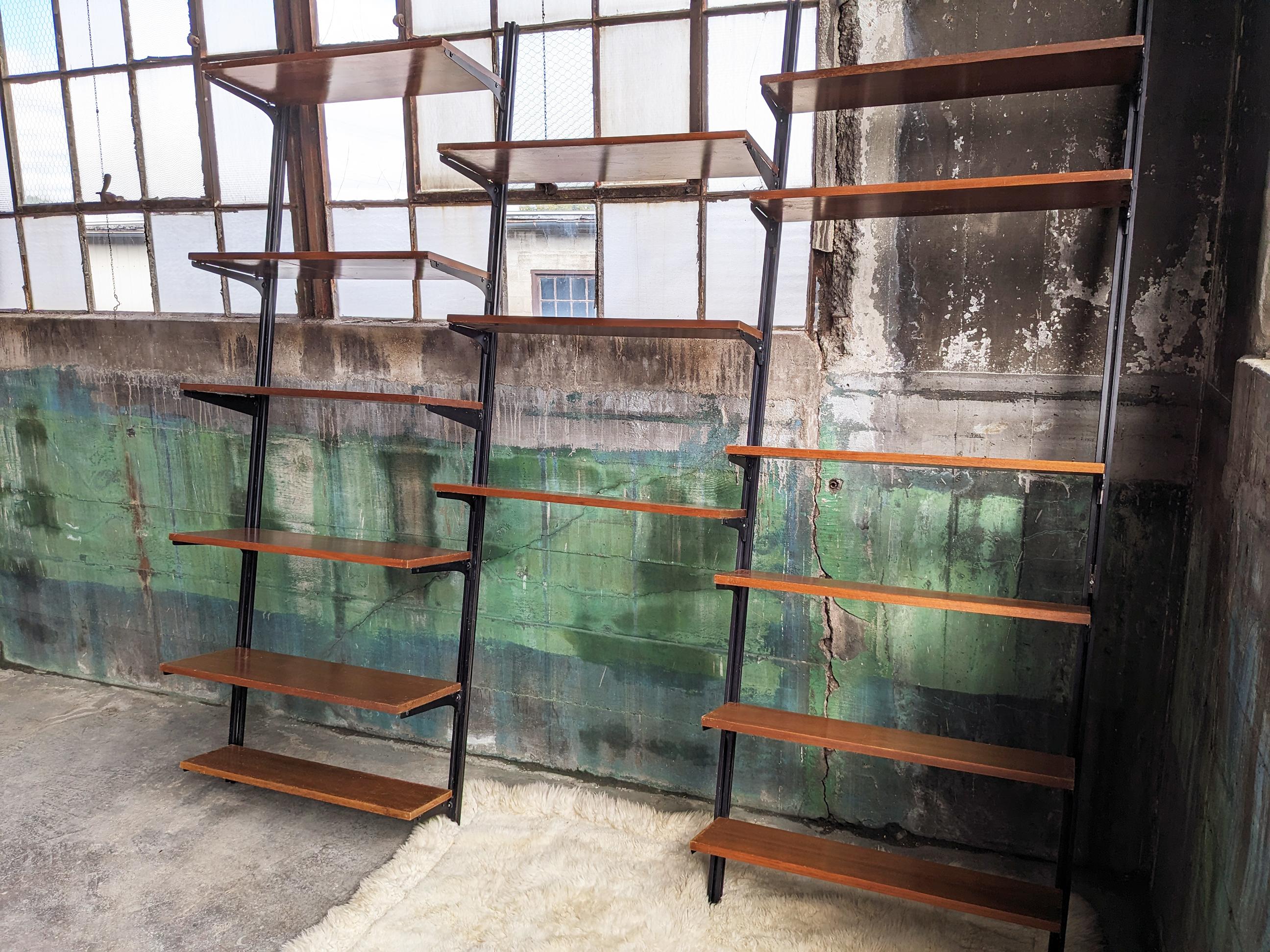 Set modulare di scaffali da parete molto bello e versatile.
Include 9 ripiani regolari
Include 6 ripiani medi
Include 3 grandi ripiani
37 staffe per scaffali di varie dimensioni
4 pali di montaggio
Hardware per montare i ripiani
Molle per il