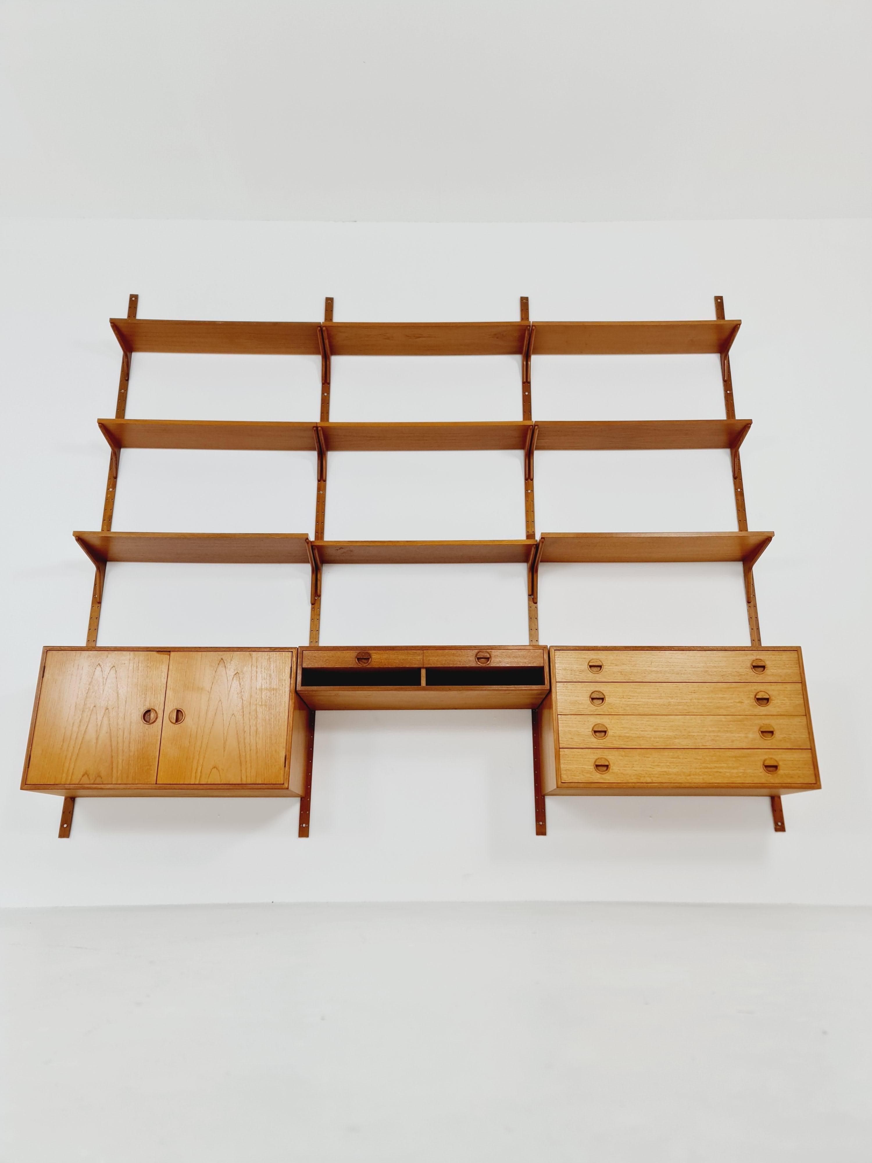 Danish modern modular teak shelving system by Hansen & Guldborg Mobler, Denmark For Sale 11