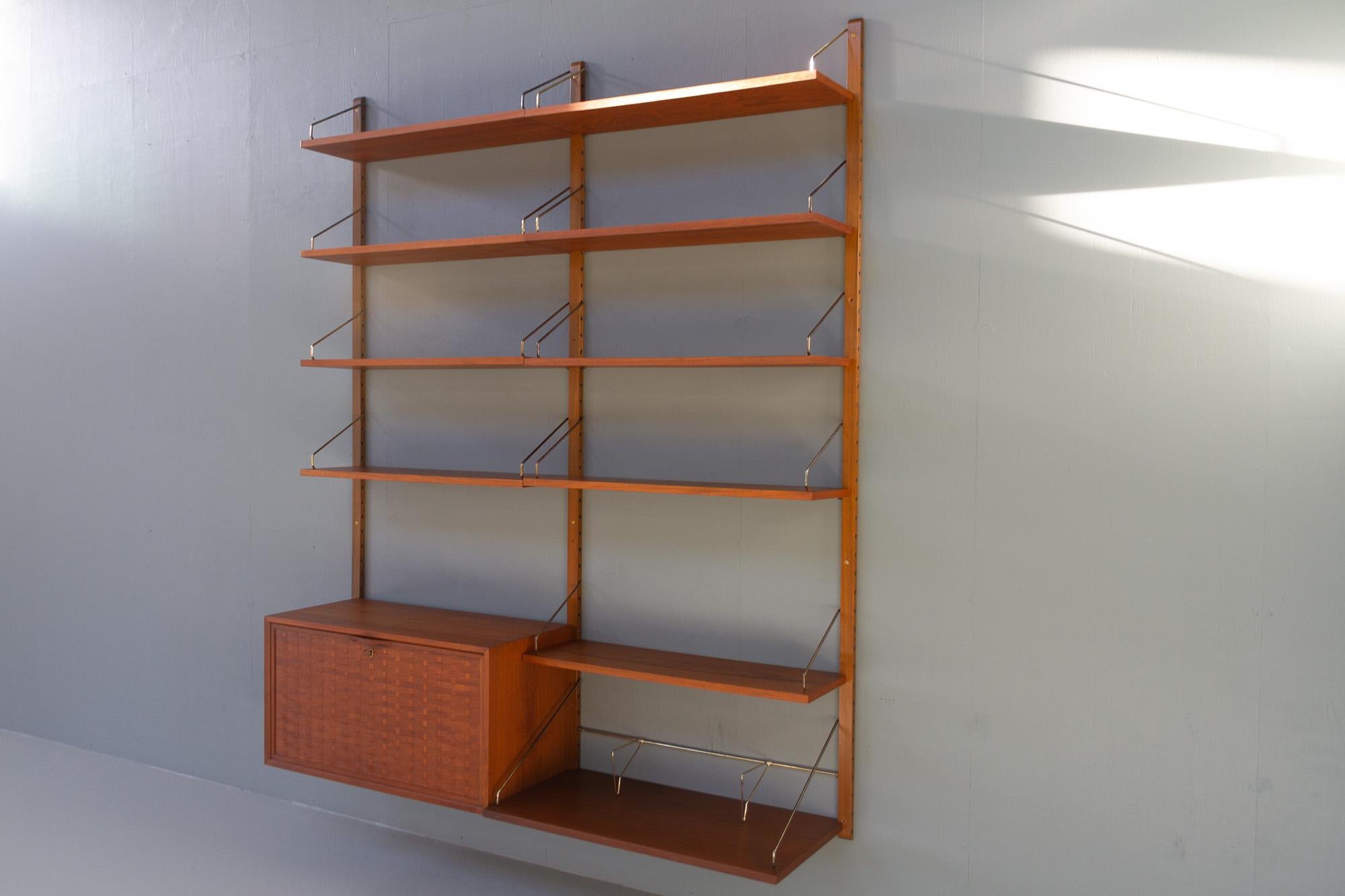 Modularer dänischer Wandschrank aus Teakholz von Poul Cadovius für Cado, 1950er Jahre (Moderne der Mitte des Jahrhunderts) im Angebot