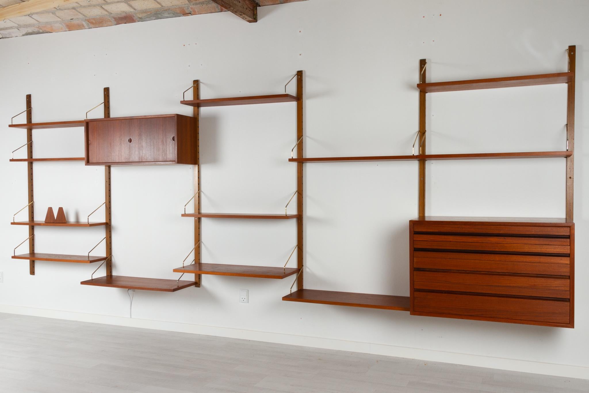 Vintage Danish teak wall unit by Poul Cadovius for Cado, 1960s.

Mid-Century Modern 5 bay shelving system model Royal. This is a original vintage floating bookcase designed in 1948 by Danish architect Poul Cadovius. 
Cadovius had the