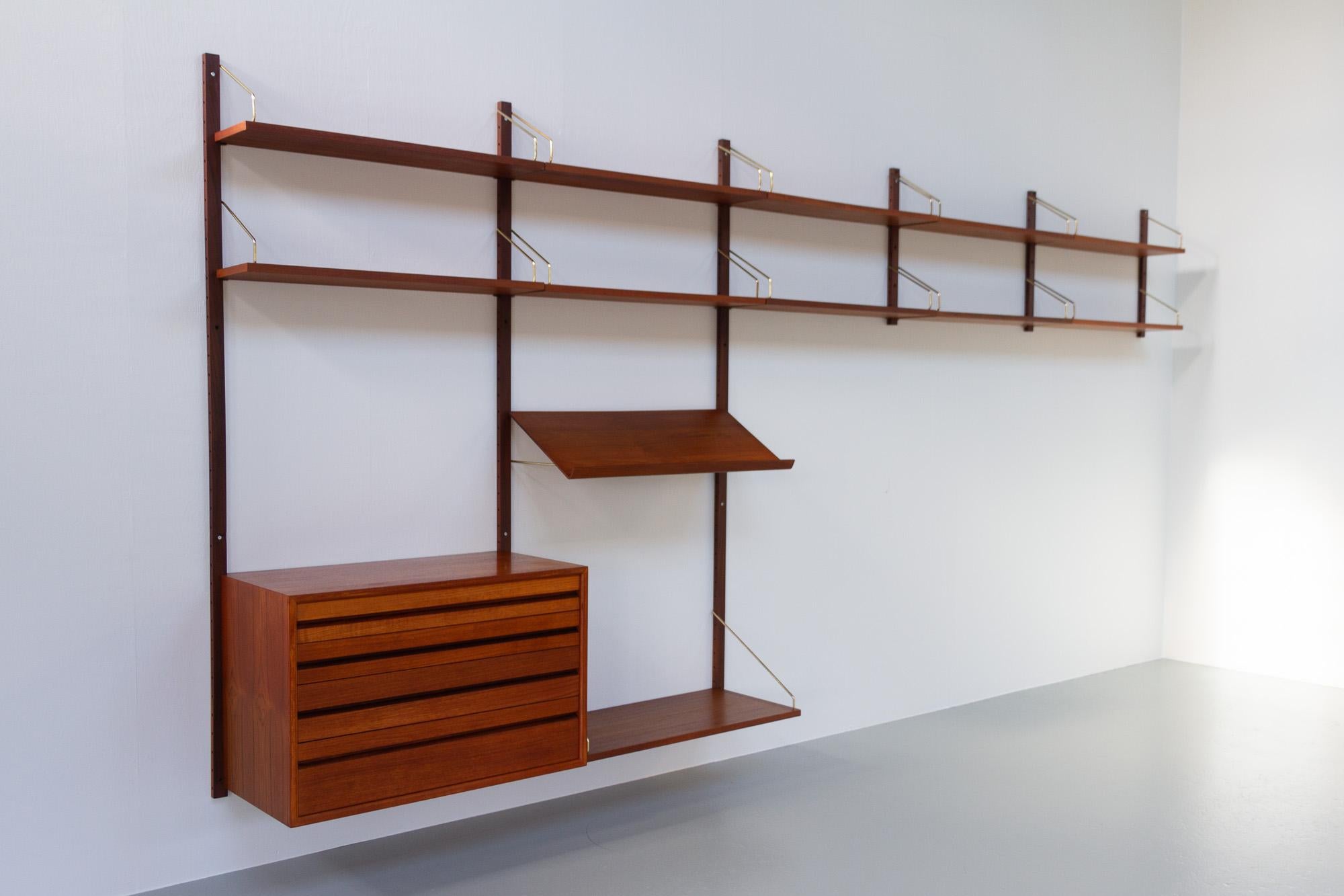 Vintage Danish teak wall unit by Poul Cadovius for Cado, 1960s.

Mid-Century Modern 5 bay shelving system model Royal. This is a original vintage floating bookcase designed in 1948 by Danish architect Poul Cadovius. 
Cadovius had the revolutionary