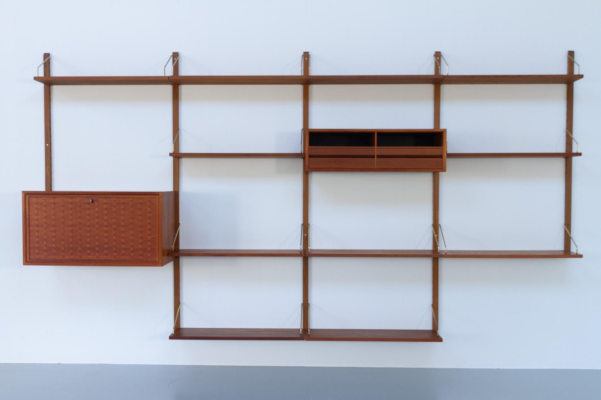 Vintage Danish teak wall unit by Poul Cadovius for Cado, 1960s.

Mid-Century Modern 4 bay shelving system model Royal. This is a original vintage floating bookcase designed in 1948 by Danish architect Poul Cadovius. 
Cadovius had the