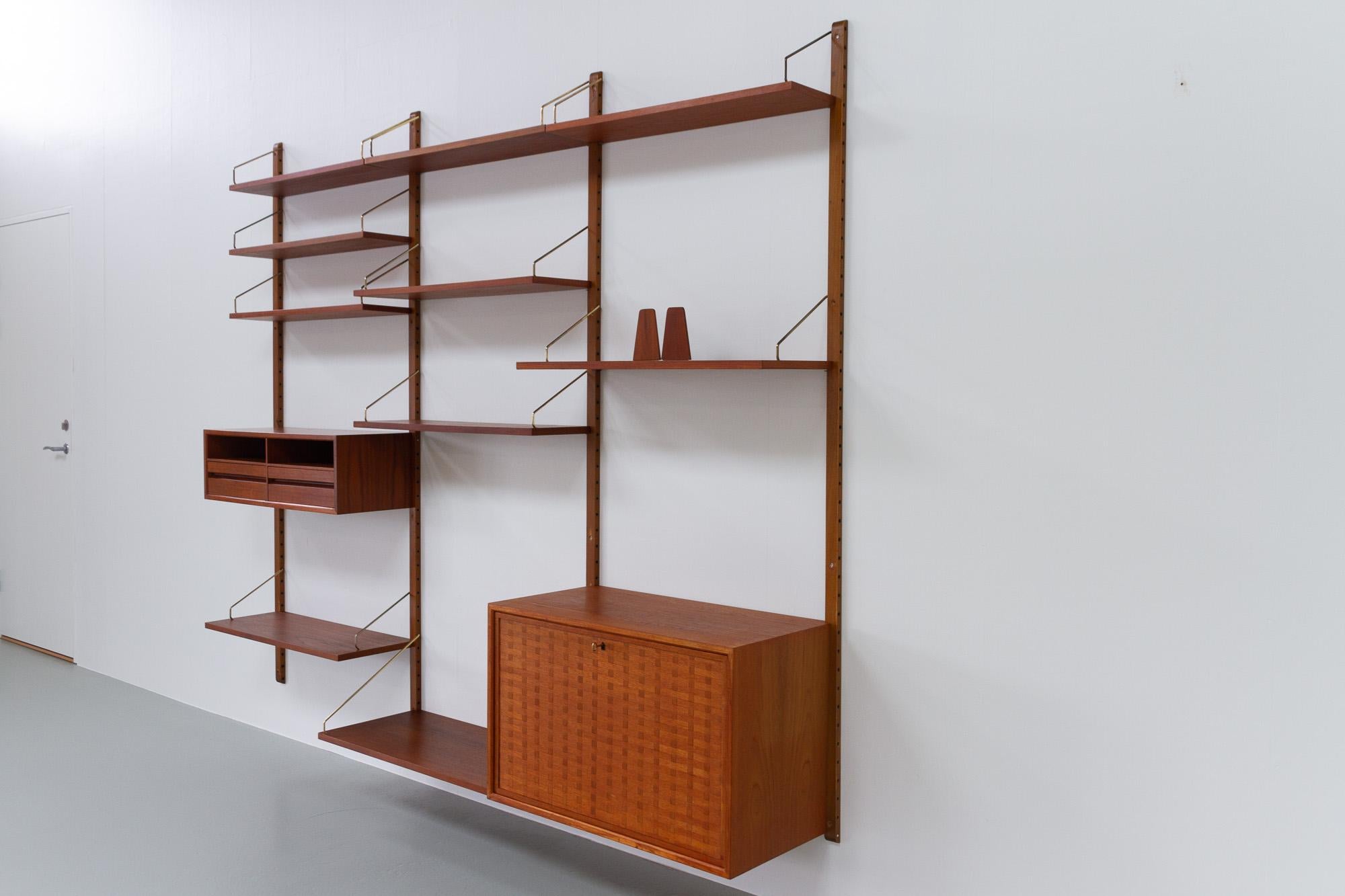 Vintage Danish teak wall unit by Poul Cadovius for Cado, 1960s.

Mid-Century Modern 3 bay shelving system model Royal. This is a original vintage floating bookcase designed in 1948 by Danish architect Poul Cadovius. 
Cadovius had the