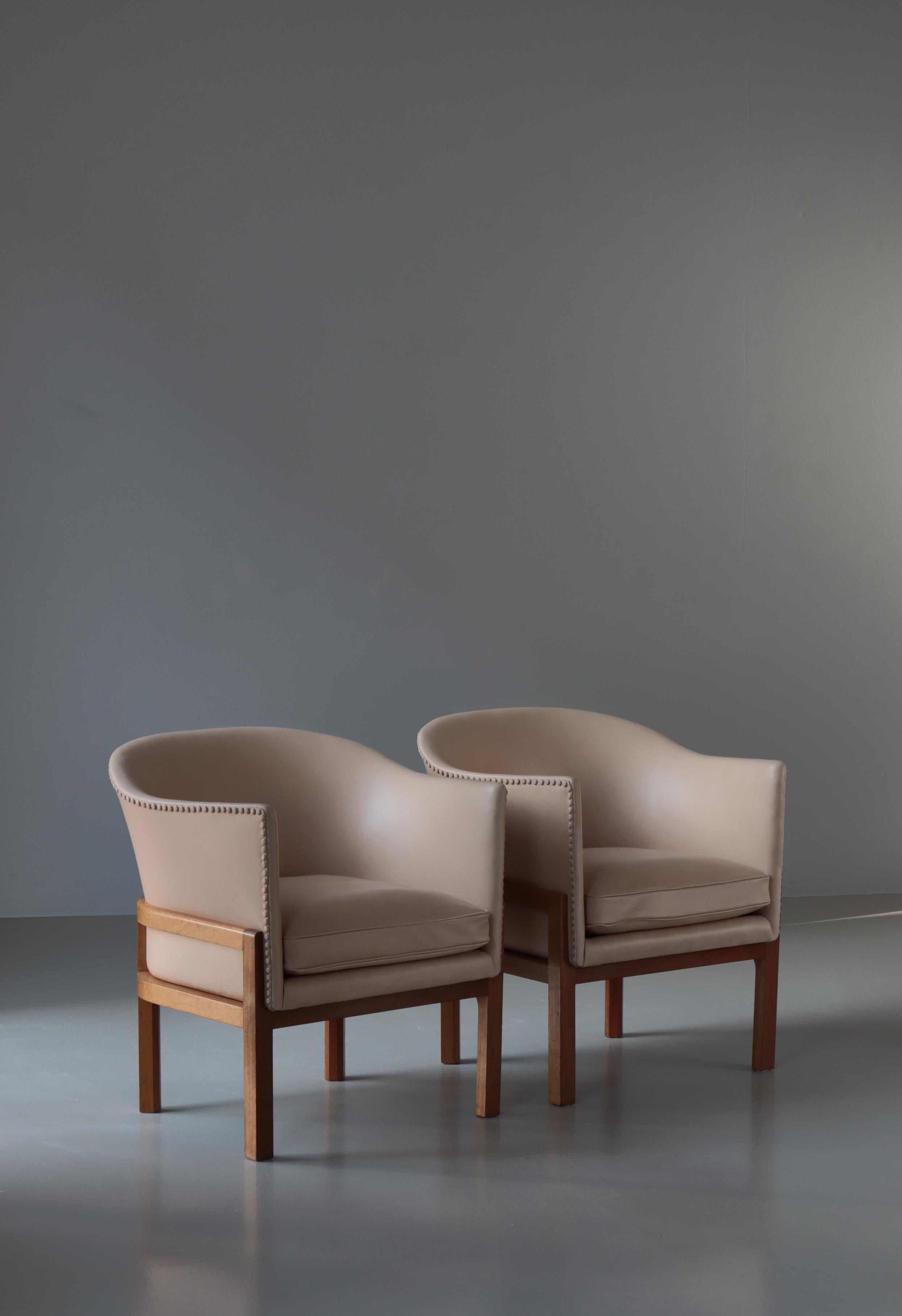 Ein Satz eleganter Loungesessel, entworfen von Mogens Koch im Jahr 1936. Das MK51 war Teil einer kleinen Serie von Polstermöbeln, die Koch in den 1930er Jahren entwarf und die zu Ikonen der frühen dänischen Modern-Bewegung geworden sind. Dieses Paar